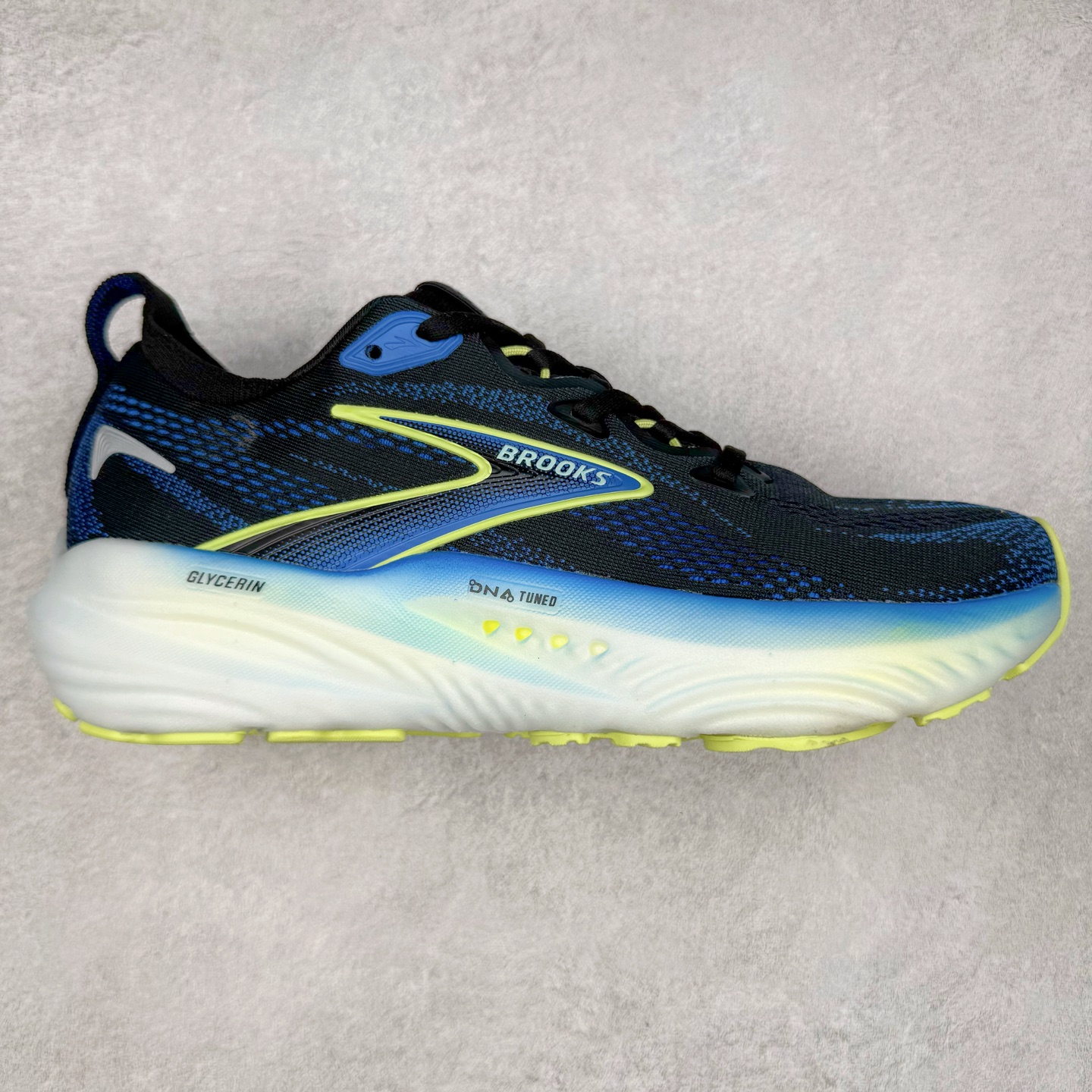 Brooks Glycerin GTS 22 布鲁克斯舒适百搭宽版防滑耐磨 低帮 休闲马拉松长跑跑步鞋 Brooks 四大跑鞋之一 百年品牌 跑鞋从外形上基本就能判断这是一款速度跑鞋 简洁干练的外形结构和极强的运动流线型看着非常有速度感 上脚的第一感觉是非常轻 美码9码的鞋单只206g不到 从个人偏好来说 200g左右的竞速鞋最具安全感 鞋面采用单层网布 很薄 前掌使用了大量开放式网眼 排气直接快速 透气性上乘 鞋舌也是轻量化设计 仅为一层麂皮 和脚背完美贴合 鞋舌中央有个防偏穿孔 从实际穿着来看 通常鞋舌都是外偏 如果是防偏穿孔位于中心 防偏效果其实并不十分有效 如果采用趋外侧的偏心设计更有效 鞋帮泡棉填充量不大 但非常紧凑 贴合舒适 包裹稳固 内置硬质TPU保证必要的稳定性 跑鞋中底采用的是DNA FLASH科技材料 DNA FLASH中底科技 是Brooks第一款将氮气注入中底的创新科技 主要原理是借助“超临界流体”发泡技术 将液态氮稳定的转化为气态氮 并使其均匀地形成无数紧密贴合的密闭式气囊结构 尺码：36 36.5 37.5 38 38.5 39 40 40.5 41 42 42.5 43 44 44.5 45 46-选品中心