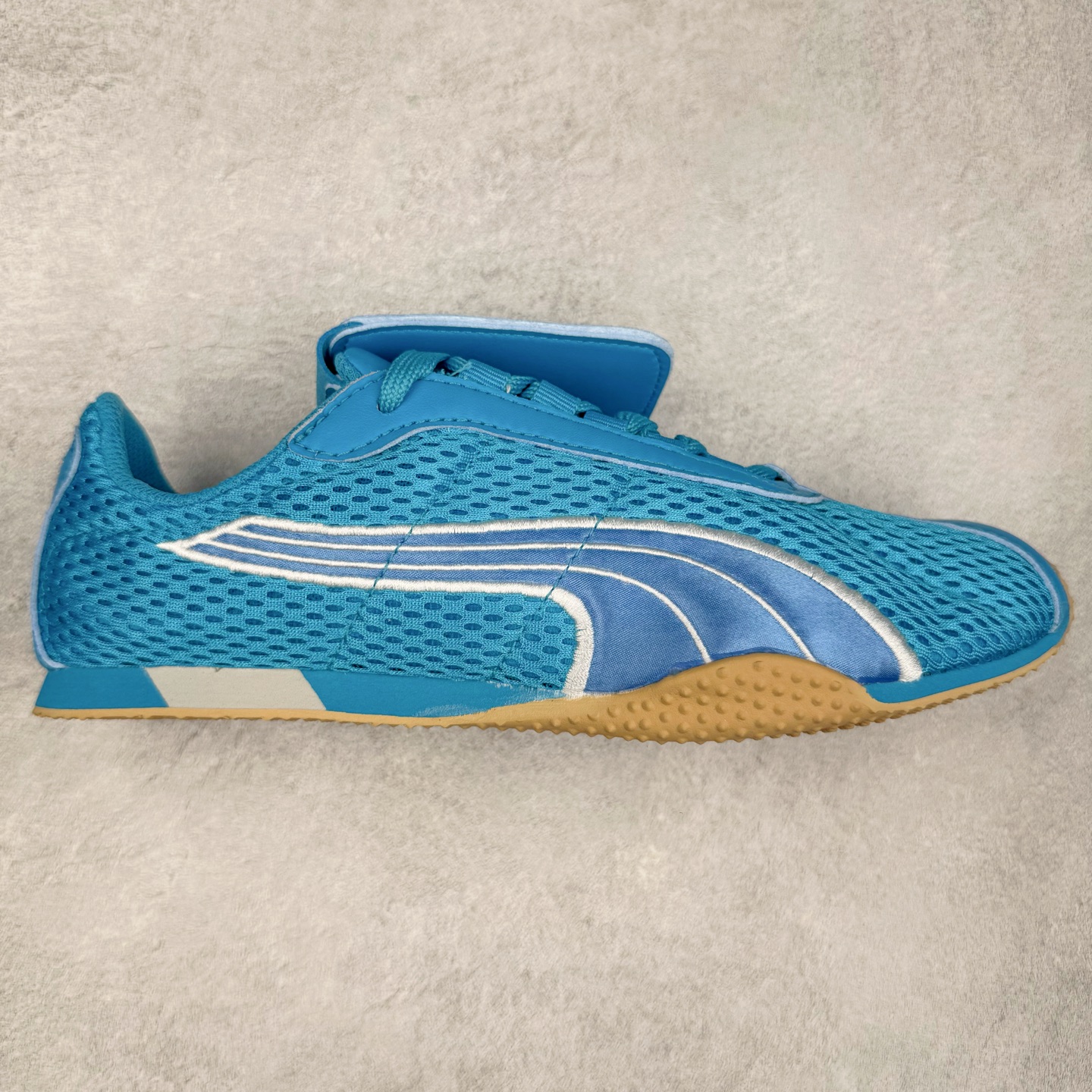 ＃TG特价福利 PUMA Speedca OG 彪马极速赛车系列低帮德训风拼接复古百搭休闲运动赛车鞋 鞋款从80、90年代赛车手所穿的防火赛车鞋为原型，鞋身线条模仿了赛车的流线廓形，体现了空气动力学原理的结构。简约流畅的外观，恰好又和贯穿其中的Formstrip Logo融合恰到好处，视觉上细节丰富且协调。本次Speedcat OG鞋款归来，最大看点自然式保留了窄版鞋型以及薄底构造。这两年各品牌鞋底越做越厚，Speedcat反其道而行之，上脚几乎无鞋底的效果带来耳目一新的视觉体验。鞋面依旧是以质感细腻的麂皮材质打造，并且大面积近乎全包裹的使用，复古味道也愈发浓烈。配色上更是将最原始的黑色和红色带回，向F1赛车队的标志性队服致敬。相信让各位一眼种草的更多是出挑的大红色，上脚即可瞬间点亮整体造型，在以球鞋为核心的OOTD中脱颖而出。而另一款黑色则是低调的万金油，彰显新潮个性的同时又不喧宾夺主，也是热爱简约系穿搭朋友的首选。 尺码：35.5 36 37 37.5 38 38.5 39 40 40.5 41 42 42.5 43 44 44.5 45-选品中心