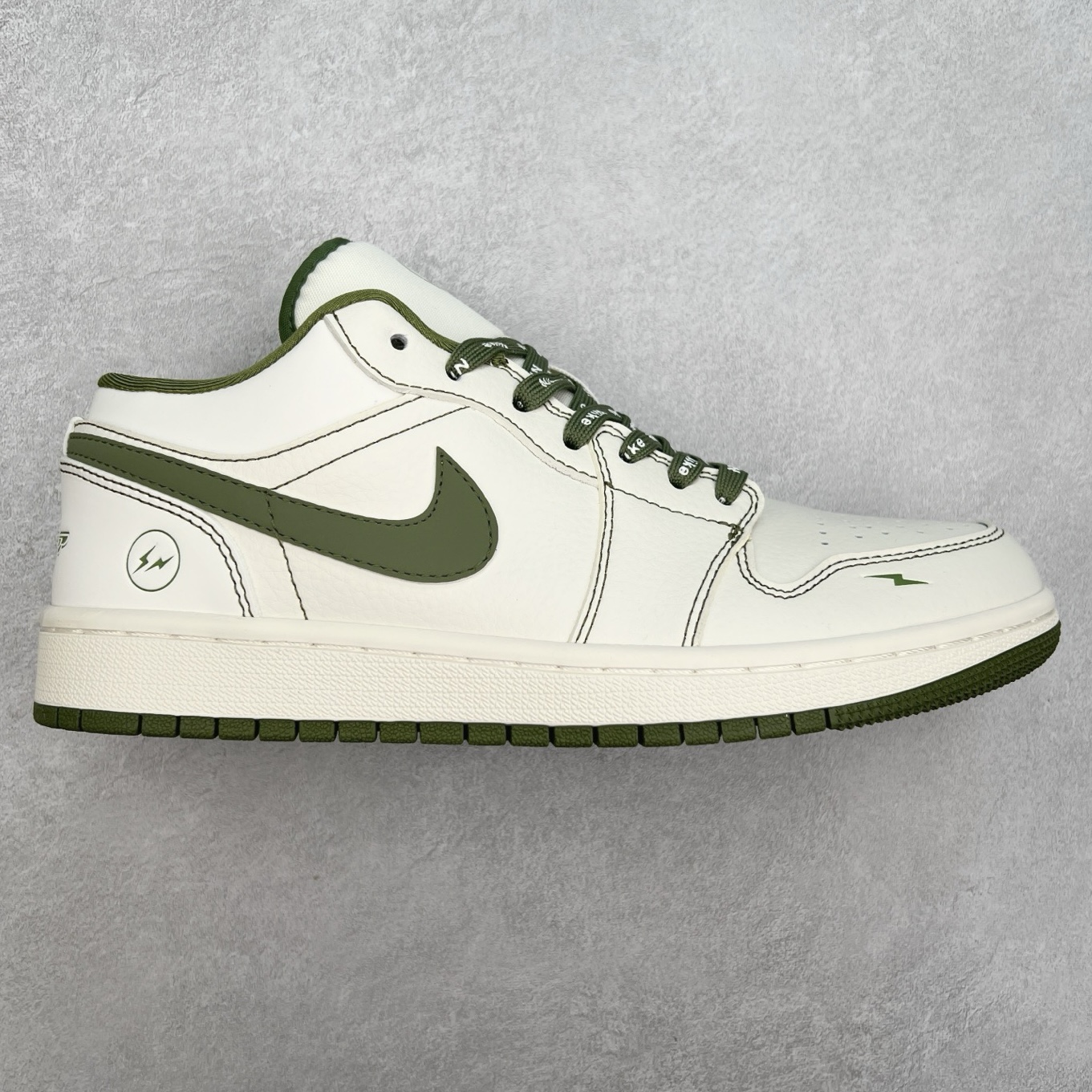 ＃福利特价 TS x Air Jordan AJ1 Low 倒钩低帮联名定制配色 原厂内置气垫魔块 A模大底 头层小牛皮 鞋舌AJ原厂专用牛津布+AJ专用反口珍珠布+原厂无杂质高弹内里海棉+特殊封边弹力鞋带 实拍调校N版已经零色差零失真 百分百还原实物色彩所见即所得 不存在货不对板色差等低级问题 选购参考实物拍摄 不混卖不参货 只用心做好货严格选品 承诺混一赔十 尺码：36 36.5 37.5 38 38.5 39 40 40.5 41 42 42.5 43 44 44.5 45-选品中心