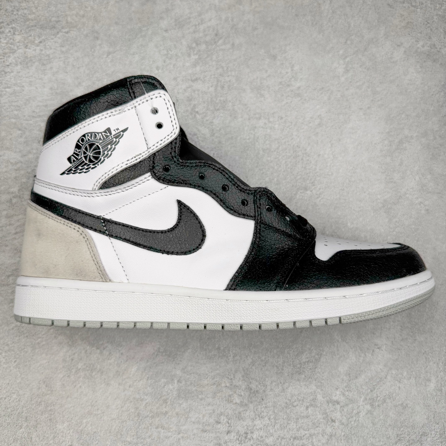 图片[9]-＃TG特价福利 Air Jordan AJ1 High 高帮全系列 性价比批次 原盒原配 大厂出品 原厂楦头纸板数据开发 鞋型公整不松垮 采购头层皮料冲裁 高整洁度 上脚原汁原味的公司货既视感 原底独立模具 中底四线拉帮完美走线 原模大底咬花 实拍调校N版已经零色差零失真 百分百还原实物色彩所见即所得 不存在货不对板色差等低级问题 选购参考实物拍摄 不混卖不参货 只用心做好货严格选品 承诺混一赔十 尺码：36 36.5 37.5 38 38.5 39 40 40.5 41 42 42.5 43 44 44.5 45 46 47.5-选品中心
