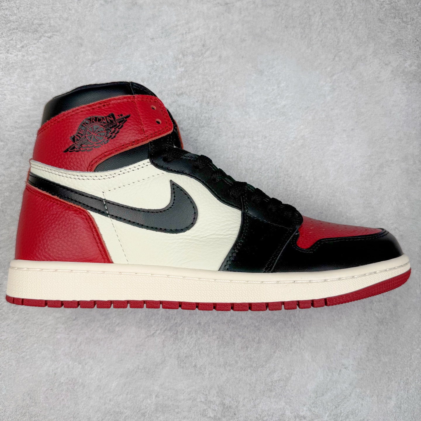图片[5]-＃TG特价福利 Air Jordan AJ1 High 高帮全系列 性价比批次 原盒原配 大厂出品 原厂楦头纸板数据开发 鞋型公整不松垮 采购头层皮料冲裁 高整洁度 上脚原汁原味的公司货既视感 原底独立模具 中底四线拉帮完美走线 原模大底咬花 实拍调校N版已经零色差零失真 百分百还原实物色彩所见即所得 不存在货不对板色差等低级问题 选购参考实物拍摄 不混卖不参货 只用心做好货严格选品 承诺混一赔十 尺码：36 36.5 37.5 38 38.5 39 40 40.5 41 42 42.5 43 44 44.5 45 46 47.5-选品中心