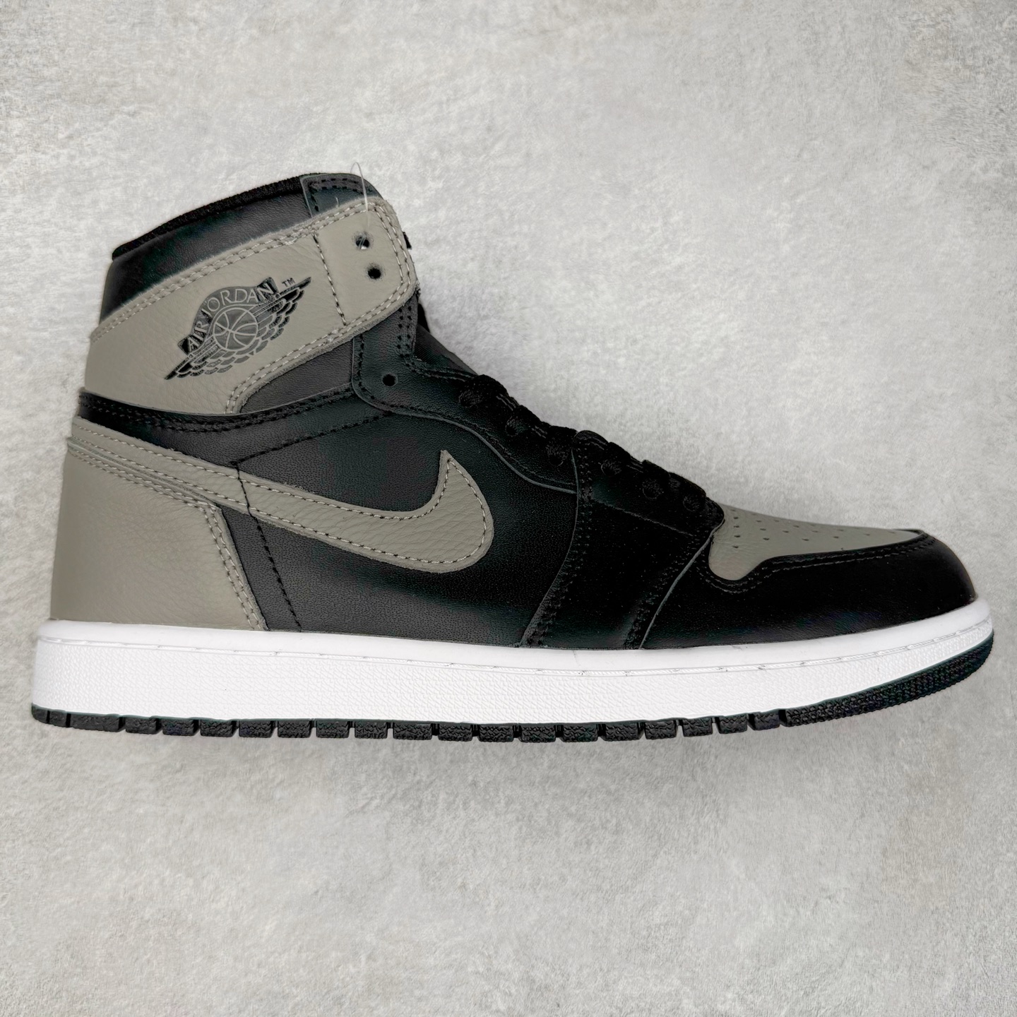 图片[5]-＃TG特价福利 Air Jordan AJ1 High 高帮全系列 性价比批次 原盒原配 大厂出品 原厂楦头纸板数据开发 鞋型公整不松垮 采购头层皮料冲裁 高整洁度 上脚原汁原味的公司货既视感 原底独立模具 中底四线拉帮完美走线 原模大底咬花 实拍调校N版已经零色差零失真 百分百还原实物色彩所见即所得 不存在货不对板色差等低级问题 选购参考实物拍摄 不混卖不参货 只用心做好货严格选品 承诺混一赔十 尺码：36 36.5 37.5 38 38.5 39 40 40.5 41 42 42.5 43 44 44.5 45 46 47.5-选品中心