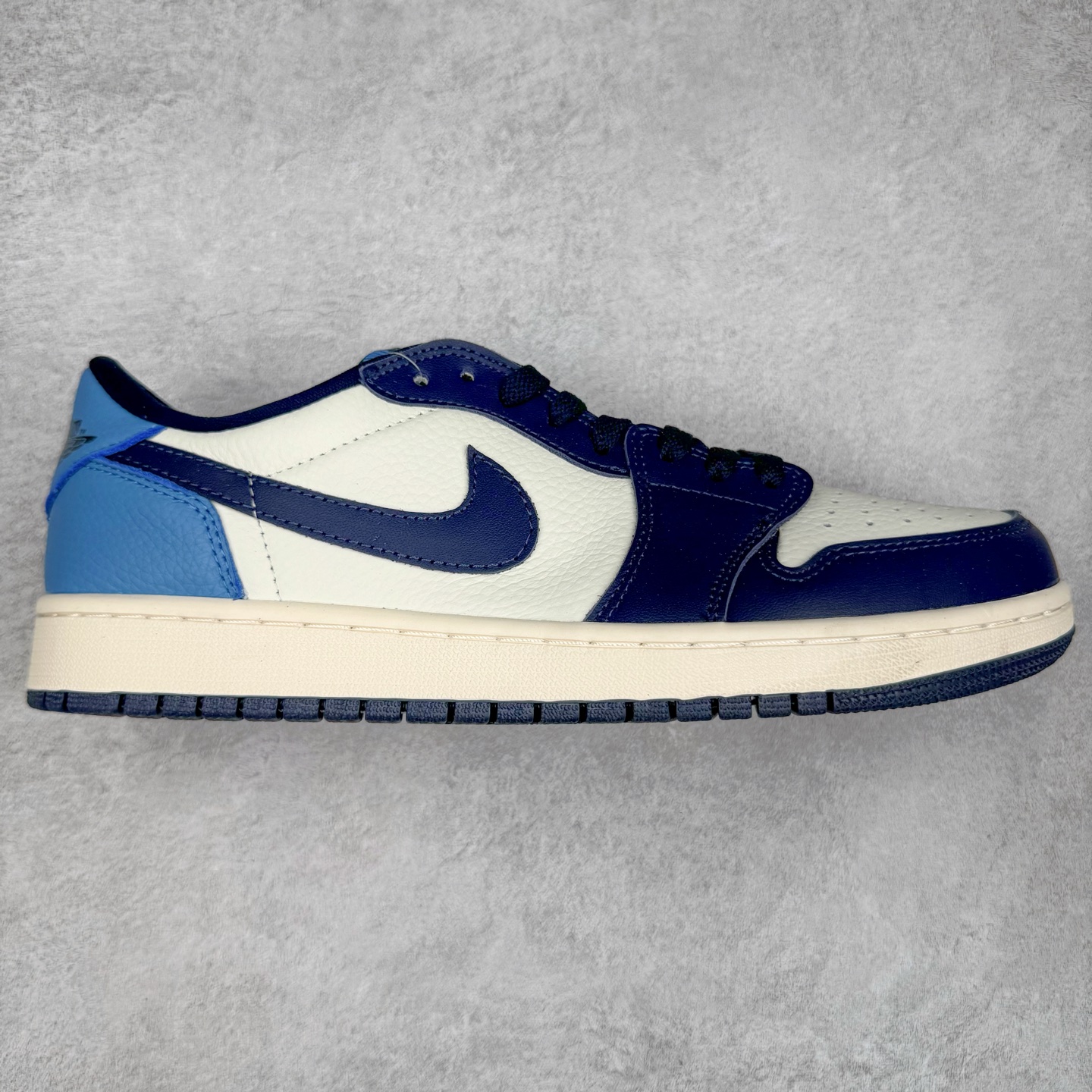 图片[4]-＃TG特价福利 TS x Air Jordan AJ1 Low 倒钩低帮联名配色 性价比批次 原盒原配 大厂出品 原厂楦头纸板数据开发 鞋型公整不松垮 采购头层皮料冲裁 高整洁度 上脚原汁原味的公司货既视感 原底独立模具 中底四线拉帮完美走线 原模大底咬花 实拍调校N版已经零色差零失真 百分百还原实物色彩所见即所得 不存在货不对板色差等低级问题 选购参考实物拍摄 不混卖不参货 只用心做好货严格选品 承诺混一赔十 尺码：36 36.5 37.5 38 38.5 39 40 40.5 41 42 42.5 43 44 44.5 45 46 47.5-选品中心