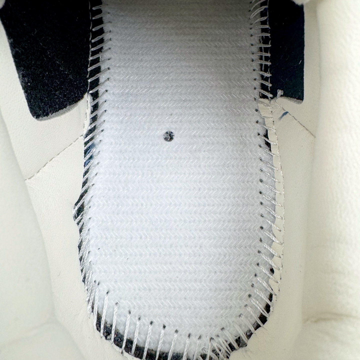 图片[11]-＃纯原 AD Original Samba OG 复古经典轻便板鞋 IG1968 市场最高版本 正确烫金高频细节 原装纳米超迁+原装头层皮料 独家私模橡胶大底 原盒原配 这款桑巴鞋展示了高质量的工艺 带有装饰的超锁缝制和无缝的手感 柔软、柔软的皮革造型和标志性的3条纹完成了精致的外观 正规合身鞋带 鞋面上有绒面鞋垫 橡胶鞋底 享受正畸套筒软感 自50年代首次亮相以来就一直在赢得粉丝的青睐 尺码：36 36.5 37.5 38 38.5 39 40 40.5 41 42 42.5 43 44 44.5 45-选品中心