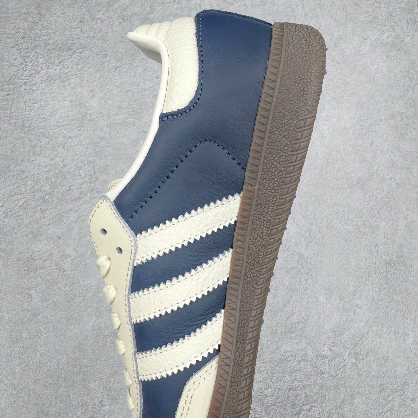 图片[7]-＃纯原 AD Original Samba OG 复古经典轻便板鞋 IG1968 市场最高版本 正确烫金高频细节 原装纳米超迁+原装头层皮料 独家私模橡胶大底 原盒原配 这款桑巴鞋展示了高质量的工艺 带有装饰的超锁缝制和无缝的手感 柔软、柔软的皮革造型和标志性的3条纹完成了精致的外观 正规合身鞋带 鞋面上有绒面鞋垫 橡胶鞋底 享受正畸套筒软感 自50年代首次亮相以来就一直在赢得粉丝的青睐 尺码：36 36.5 37.5 38 38.5 39 40 40.5 41 42 42.5 43 44 44.5 45-选品中心