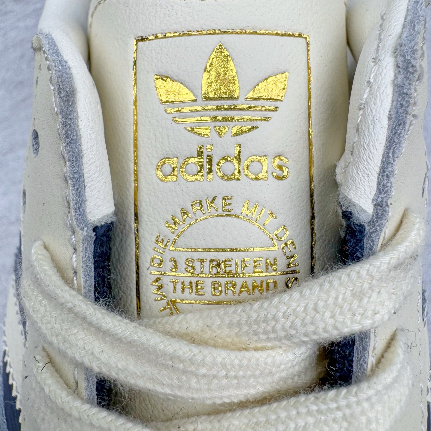 图片[12]-＃纯原 AD Original Samba OG 复古经典轻便板鞋 IG1968 市场最高版本 正确烫金高频细节 原装纳米超迁+原装头层皮料 独家私模橡胶大底 原盒原配 这款桑巴鞋展示了高质量的工艺 带有装饰的超锁缝制和无缝的手感 柔软、柔软的皮革造型和标志性的3条纹完成了精致的外观 正规合身鞋带 鞋面上有绒面鞋垫 橡胶鞋底 享受正畸套筒软感 自50年代首次亮相以来就一直在赢得粉丝的青睐 尺码：36 36.5 37.5 38 38.5 39 40 40.5 41 42 42.5 43 44 44.5 45-选品中心