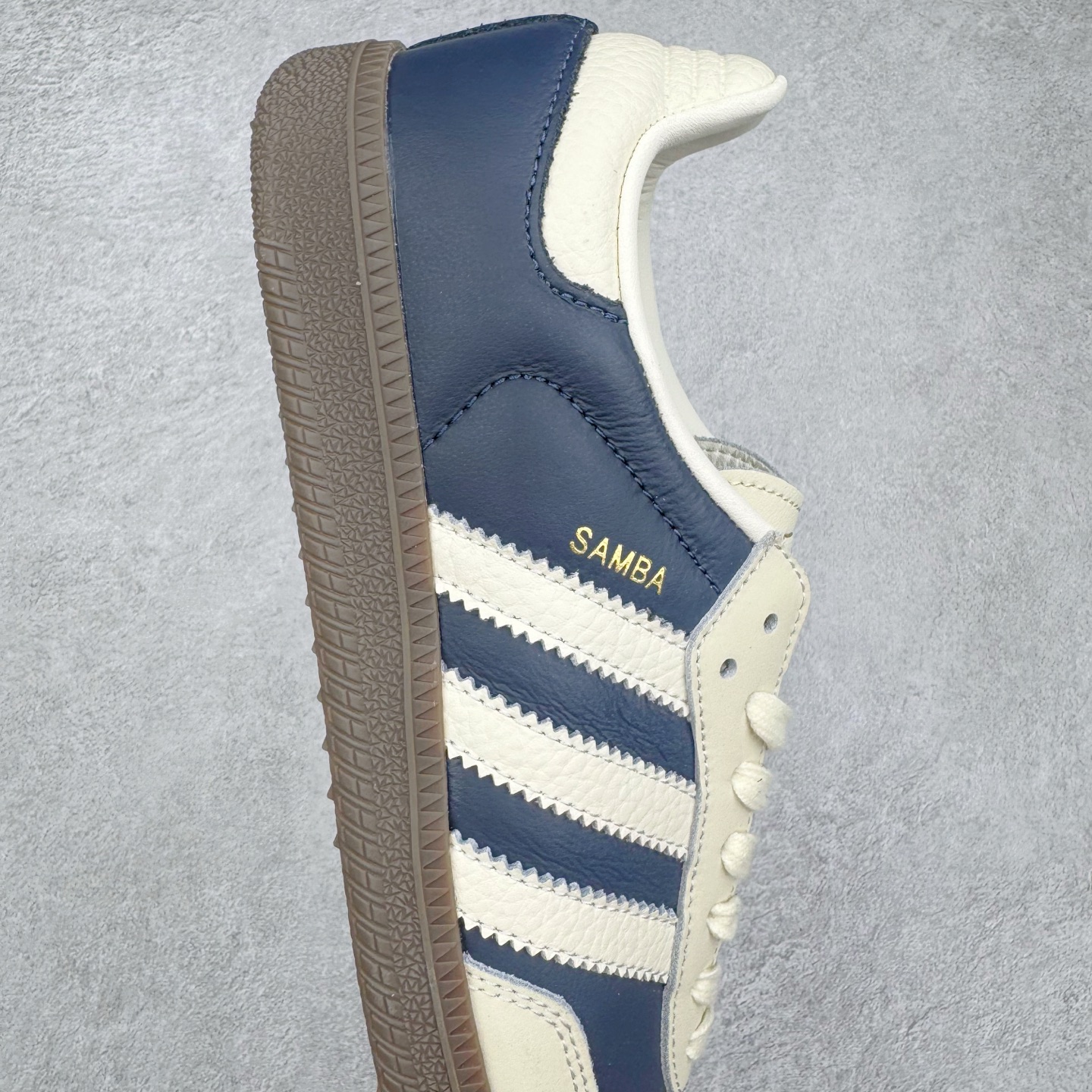 图片[6]-＃纯原 AD Original Samba OG 复古经典轻便板鞋 IG1968 市场最高版本 正确烫金高频细节 原装纳米超迁+原装头层皮料 独家私模橡胶大底 原盒原配 这款桑巴鞋展示了高质量的工艺 带有装饰的超锁缝制和无缝的手感 柔软、柔软的皮革造型和标志性的3条纹完成了精致的外观 正规合身鞋带 鞋面上有绒面鞋垫 橡胶鞋底 享受正畸套筒软感 自50年代首次亮相以来就一直在赢得粉丝的青睐 尺码：36 36.5 37.5 38 38.5 39 40 40.5 41 42 42.5 43 44 44.5 45-选品中心