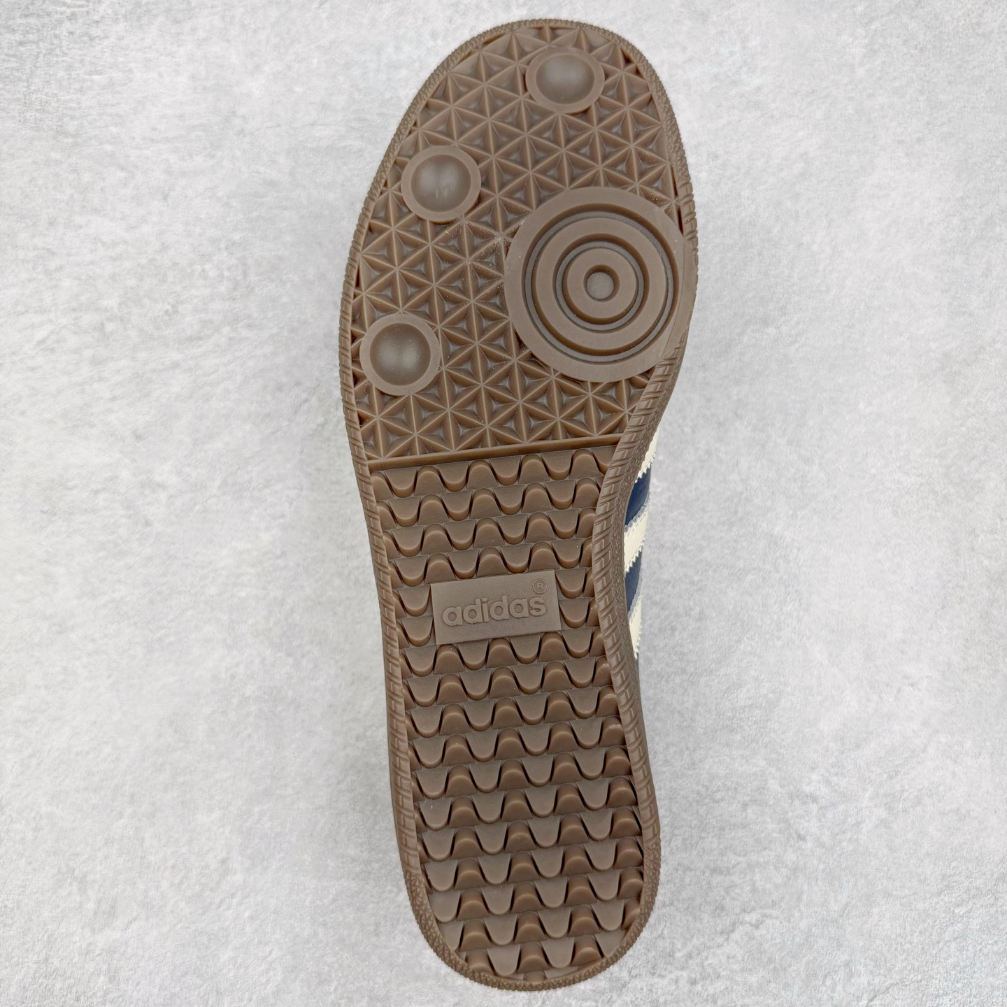 图片[9]-＃纯原 AD Original Samba OG 复古经典轻便板鞋 IG1968 市场最高版本 正确烫金高频细节 原装纳米超迁+原装头层皮料 独家私模橡胶大底 原盒原配 这款桑巴鞋展示了高质量的工艺 带有装饰的超锁缝制和无缝的手感 柔软、柔软的皮革造型和标志性的3条纹完成了精致的外观 正规合身鞋带 鞋面上有绒面鞋垫 橡胶鞋底 享受正畸套筒软感 自50年代首次亮相以来就一直在赢得粉丝的青睐 尺码：36 36.5 37.5 38 38.5 39 40 40.5 41 42 42.5 43 44 44.5 45-选品中心