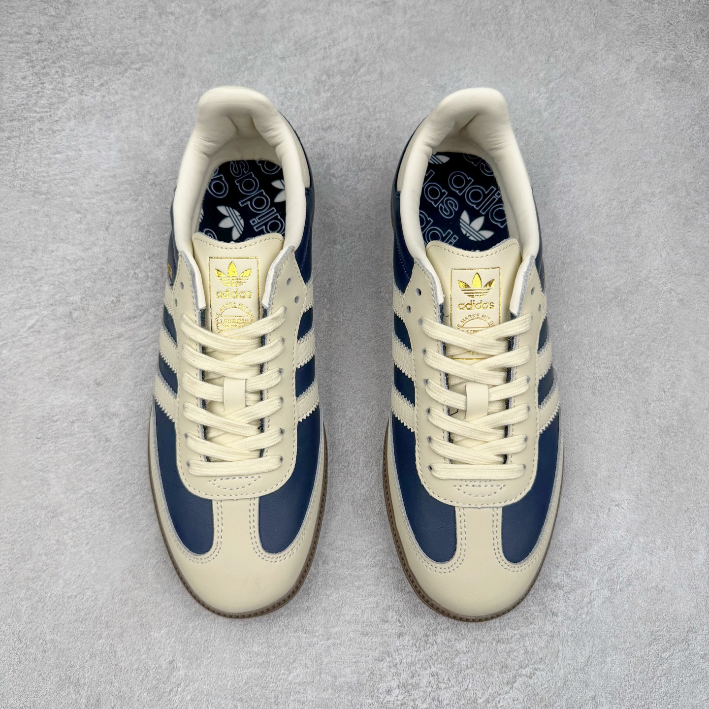 图片[2]-＃纯原 AD Original Samba OG 复古经典轻便板鞋 IG1968 市场最高版本 正确烫金高频细节 原装纳米超迁+原装头层皮料 独家私模橡胶大底 原盒原配 这款桑巴鞋展示了高质量的工艺 带有装饰的超锁缝制和无缝的手感 柔软、柔软的皮革造型和标志性的3条纹完成了精致的外观 正规合身鞋带 鞋面上有绒面鞋垫 橡胶鞋底 享受正畸套筒软感 自50年代首次亮相以来就一直在赢得粉丝的青睐 尺码：36 36.5 37.5 38 38.5 39 40 40.5 41 42 42.5 43 44 44.5 45-选品中心