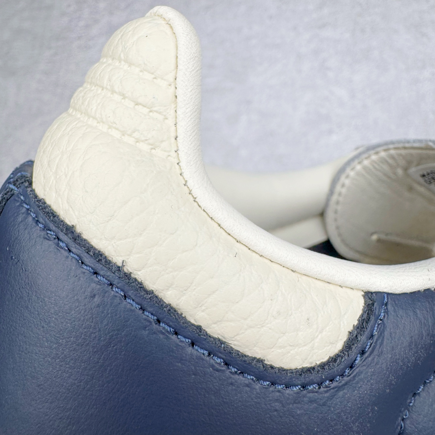 图片[15]-＃纯原 AD Original Samba OG 复古经典轻便板鞋 IG1968 市场最高版本 正确烫金高频细节 原装纳米超迁+原装头层皮料 独家私模橡胶大底 原盒原配 这款桑巴鞋展示了高质量的工艺 带有装饰的超锁缝制和无缝的手感 柔软、柔软的皮革造型和标志性的3条纹完成了精致的外观 正规合身鞋带 鞋面上有绒面鞋垫 橡胶鞋底 享受正畸套筒软感 自50年代首次亮相以来就一直在赢得粉丝的青睐 尺码：36 36.5 37.5 38 38.5 39 40 40.5 41 42 42.5 43 44 44.5 45-选品中心