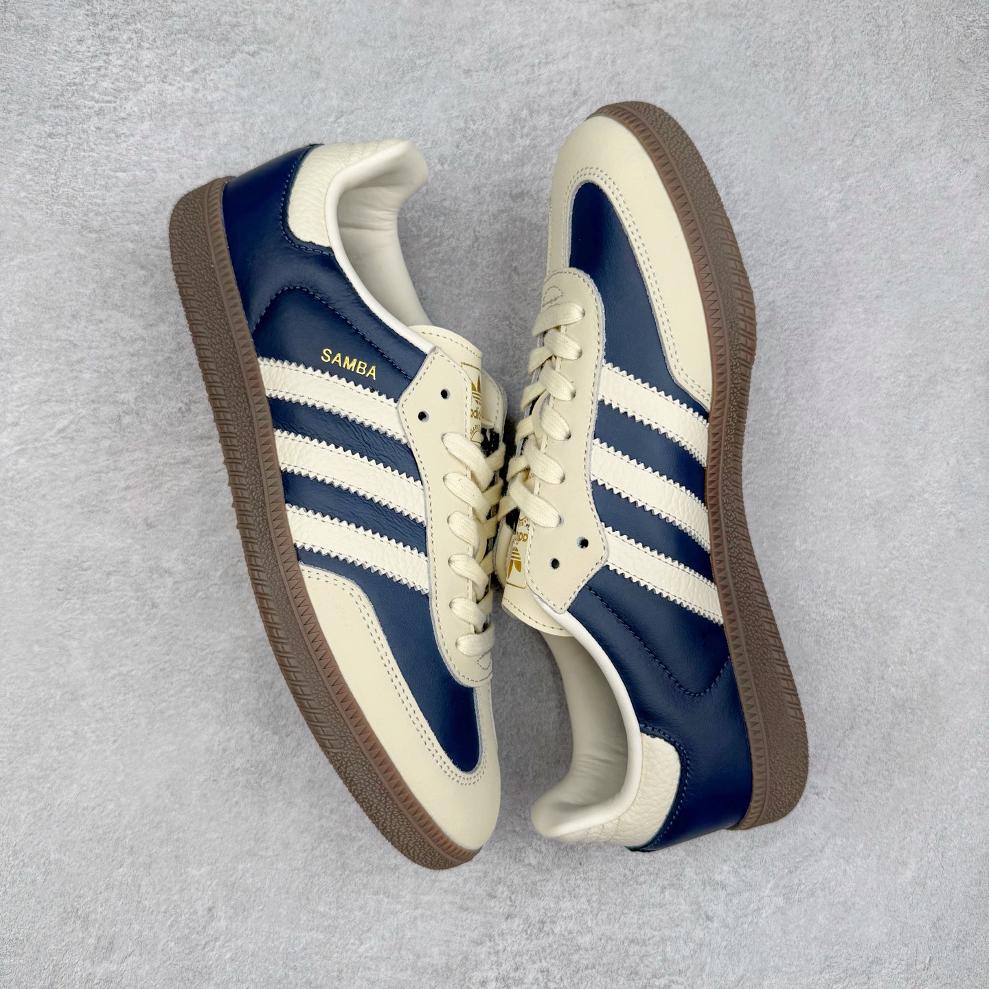 图片[3]-＃纯原 AD Original Samba OG 复古经典轻便板鞋 IG1968 市场最高版本 正确烫金高频细节 原装纳米超迁+原装头层皮料 独家私模橡胶大底 原盒原配 这款桑巴鞋展示了高质量的工艺 带有装饰的超锁缝制和无缝的手感 柔软、柔软的皮革造型和标志性的3条纹完成了精致的外观 正规合身鞋带 鞋面上有绒面鞋垫 橡胶鞋底 享受正畸套筒软感 自50年代首次亮相以来就一直在赢得粉丝的青睐 尺码：36 36.5 37.5 38 38.5 39 40 40.5 41 42 42.5 43 44 44.5 45-选品中心