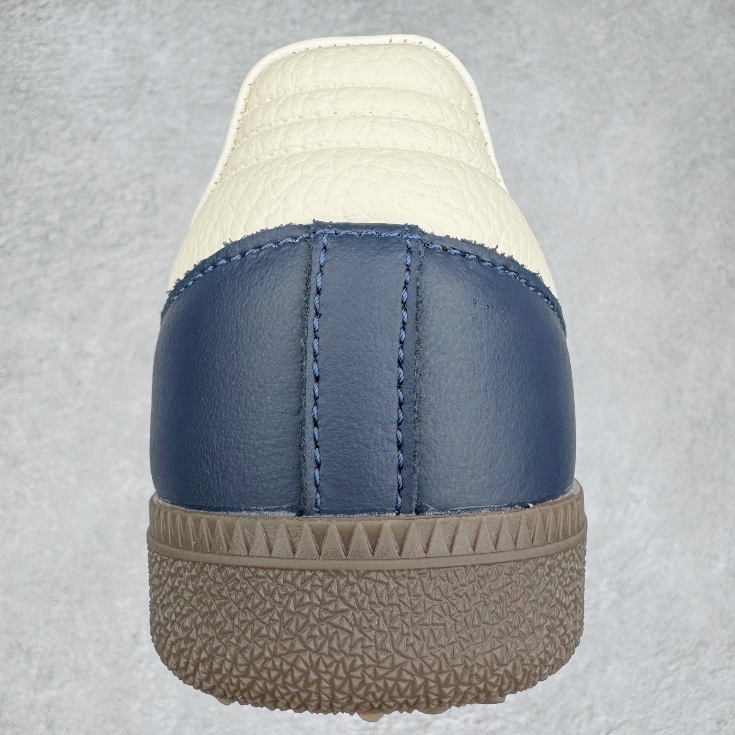 图片[8]-＃纯原 AD Original Samba OG 复古经典轻便板鞋 IG1968 市场最高版本 正确烫金高频细节 原装纳米超迁+原装头层皮料 独家私模橡胶大底 原盒原配 这款桑巴鞋展示了高质量的工艺 带有装饰的超锁缝制和无缝的手感 柔软、柔软的皮革造型和标志性的3条纹完成了精致的外观 正规合身鞋带 鞋面上有绒面鞋垫 橡胶鞋底 享受正畸套筒软感 自50年代首次亮相以来就一直在赢得粉丝的青睐 尺码：36 36.5 37.5 38 38.5 39 40 40.5 41 42 42.5 43 44 44.5 45-选品中心