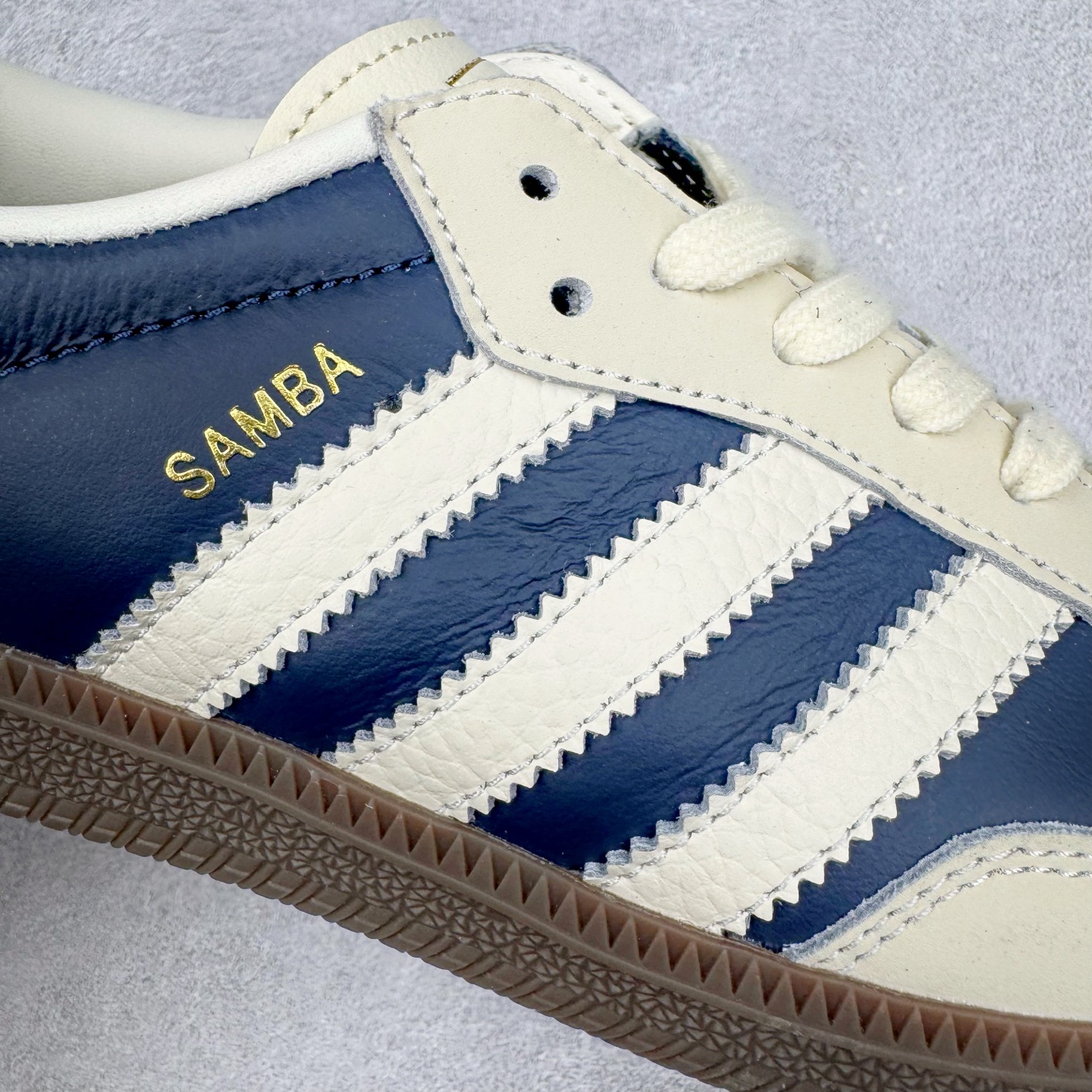 图片[16]-＃纯原 AD Original Samba OG 复古经典轻便板鞋 IG1968 市场最高版本 正确烫金高频细节 原装纳米超迁+原装头层皮料 独家私模橡胶大底 原盒原配 这款桑巴鞋展示了高质量的工艺 带有装饰的超锁缝制和无缝的手感 柔软、柔软的皮革造型和标志性的3条纹完成了精致的外观 正规合身鞋带 鞋面上有绒面鞋垫 橡胶鞋底 享受正畸套筒软感 自50年代首次亮相以来就一直在赢得粉丝的青睐 尺码：36 36.5 37.5 38 38.5 39 40 40.5 41 42 42.5 43 44 44.5 45-选品中心