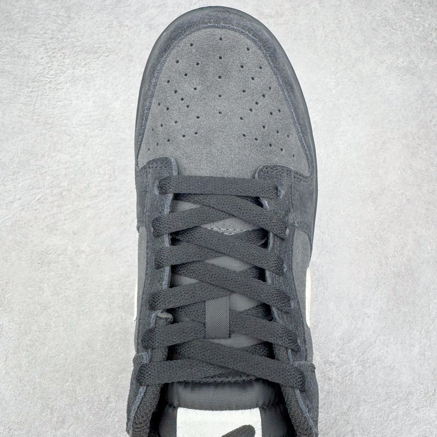 图片[4]-＃YC纯原 NK Dunk Low 黑灰 HQ1931-001 实力大厂出品 新配色陆续开发 利润个位数只为口碑 全套原纸板楦头开发 确保原汁原味 完美呈现DUNK版型 一比一鞋头弧度高度鞋身弧度 此版本只针对中端市场 皮料材质有所更替 其他数据细节工艺流程均保持一致 绝不口嗨 细节品控鞋型随意对比 独家私模官方第六代原厂航空铝磨具打磨大底 鞋头坡度极致还原 无解鞋型 原盒原配 圈内天花板工艺 原厂玻璃冲刀 超高清洁度 全鞋零毛边皮料切割 原厂中底布点胶 中底布拉帮走线遵循公司 尺码：36 36.5 37.5 38 38.5 39 40 40.5 41 42 42.5 43 44 44.5 45 46-选品中心