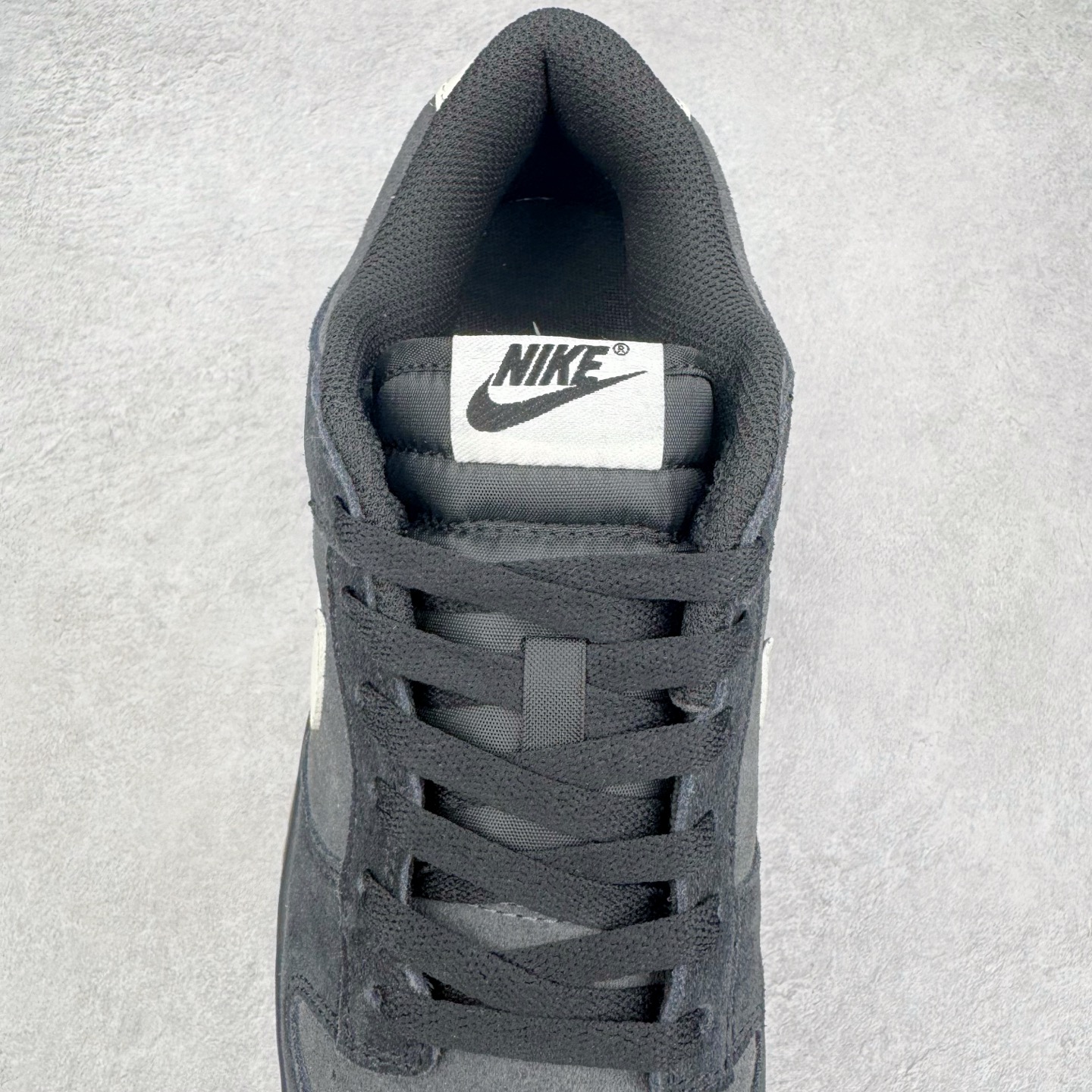 图片[5]-＃YC纯原 NK Dunk Low 黑灰 HQ1931-001 实力大厂出品 新配色陆续开发 利润个位数只为口碑 全套原纸板楦头开发 确保原汁原味 完美呈现DUNK版型 一比一鞋头弧度高度鞋身弧度 此版本只针对中端市场 皮料材质有所更替 其他数据细节工艺流程均保持一致 绝不口嗨 细节品控鞋型随意对比 独家私模官方第六代原厂航空铝磨具打磨大底 鞋头坡度极致还原 无解鞋型 原盒原配 圈内天花板工艺 原厂玻璃冲刀 超高清洁度 全鞋零毛边皮料切割 原厂中底布点胶 中底布拉帮走线遵循公司 尺码：36 36.5 37.5 38 38.5 39 40 40.5 41 42 42.5 43 44 44.5 45 46-选品中心