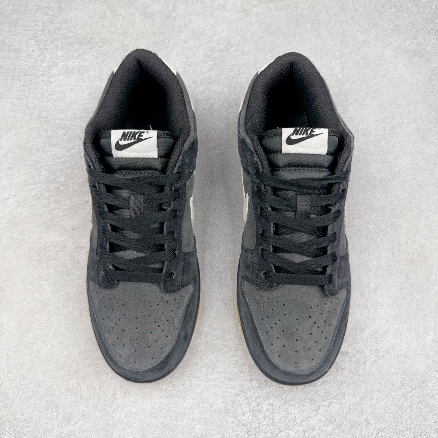 图片[2]-＃YC纯原 NK Dunk Low 黑灰 HQ1931-001 实力大厂出品 新配色陆续开发 利润个位数只为口碑 全套原纸板楦头开发 确保原汁原味 完美呈现DUNK版型 一比一鞋头弧度高度鞋身弧度 此版本只针对中端市场 皮料材质有所更替 其他数据细节工艺流程均保持一致 绝不口嗨 细节品控鞋型随意对比 独家私模官方第六代原厂航空铝磨具打磨大底 鞋头坡度极致还原 无解鞋型 原盒原配 圈内天花板工艺 原厂玻璃冲刀 超高清洁度 全鞋零毛边皮料切割 原厂中底布点胶 中底布拉帮走线遵循公司 尺码：36 36.5 37.5 38 38.5 39 40 40.5 41 42 42.5 43 44 44.5 45 46-选品中心