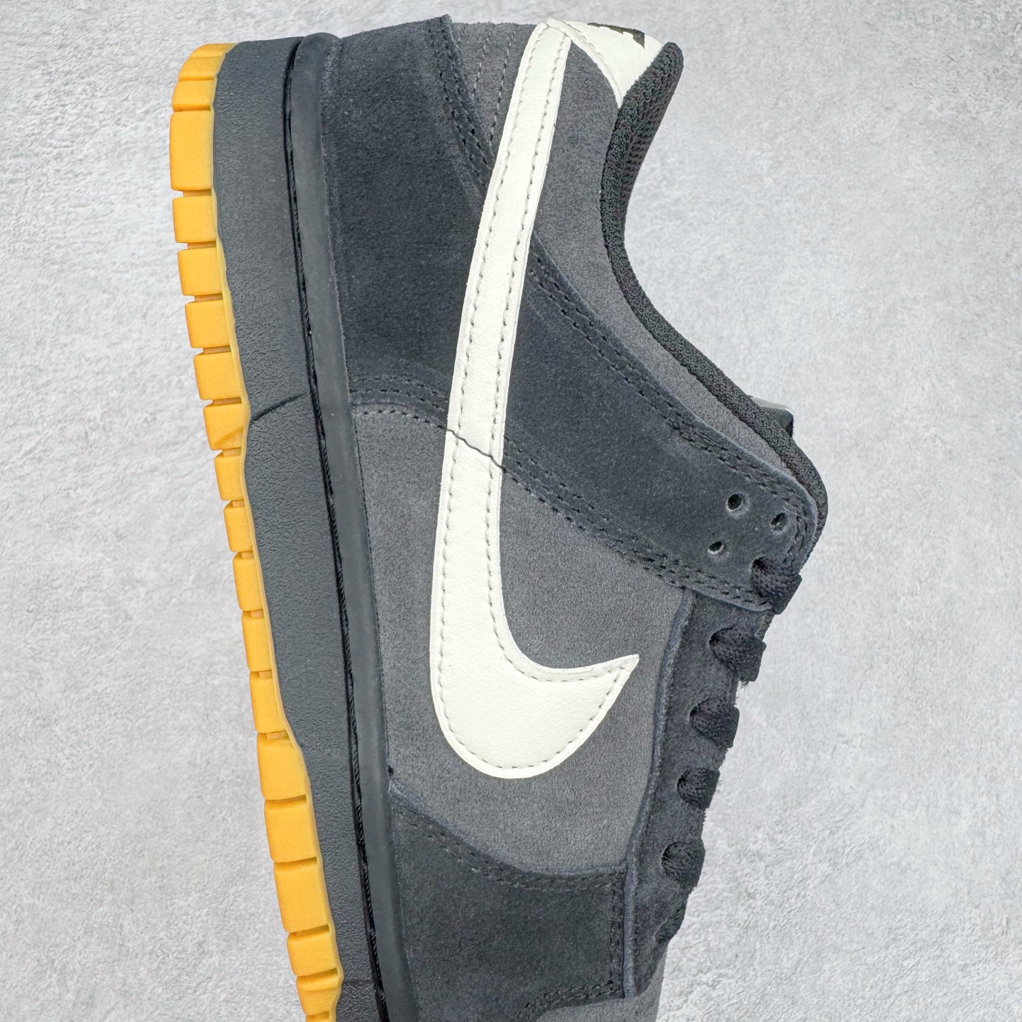 图片[6]-＃YC纯原 NK Dunk Low 黑灰 HQ1931-001 实力大厂出品 新配色陆续开发 利润个位数只为口碑 全套原纸板楦头开发 确保原汁原味 完美呈现DUNK版型 一比一鞋头弧度高度鞋身弧度 此版本只针对中端市场 皮料材质有所更替 其他数据细节工艺流程均保持一致 绝不口嗨 细节品控鞋型随意对比 独家私模官方第六代原厂航空铝磨具打磨大底 鞋头坡度极致还原 无解鞋型 原盒原配 圈内天花板工艺 原厂玻璃冲刀 超高清洁度 全鞋零毛边皮料切割 原厂中底布点胶 中底布拉帮走线遵循公司 尺码：36 36.5 37.5 38 38.5 39 40 40.5 41 42 42.5 43 44 44.5 45 46-选品中心