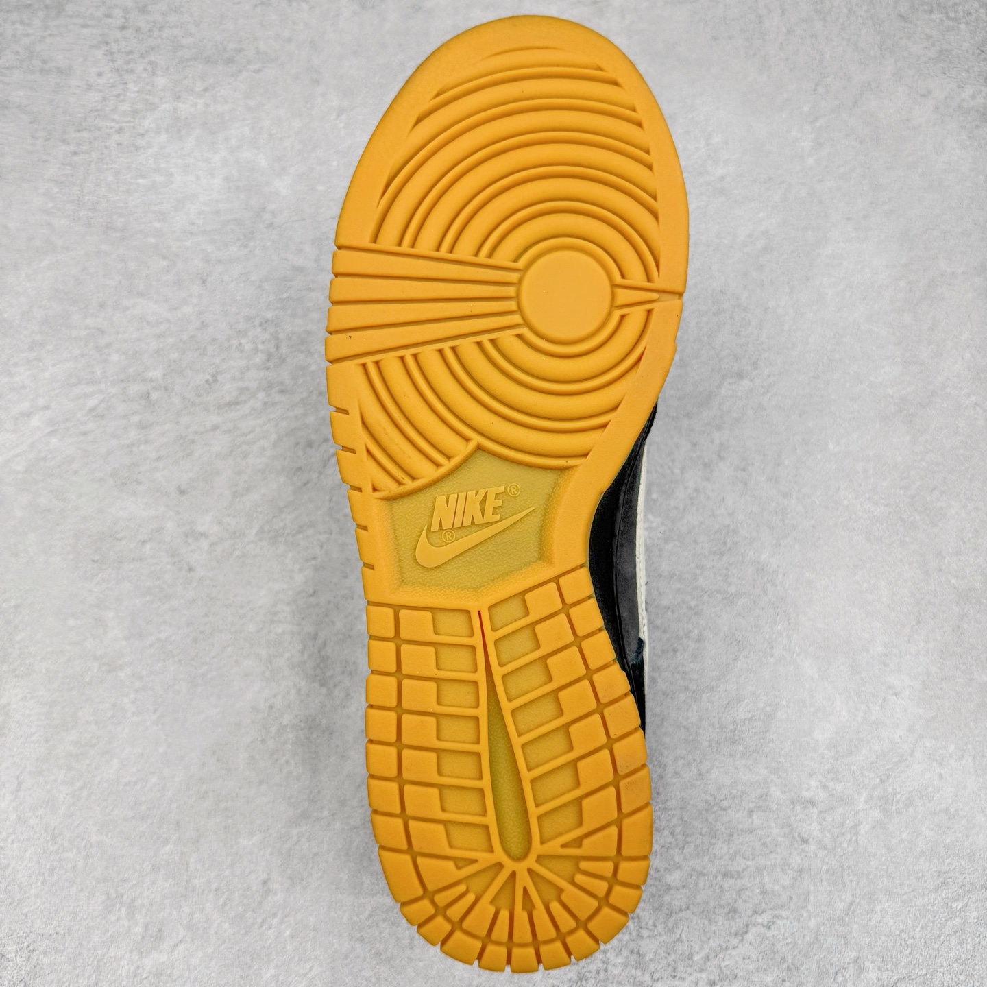 图片[9]-＃YC纯原 NK Dunk Low 黑灰 HQ1931-001 实力大厂出品 新配色陆续开发 利润个位数只为口碑 全套原纸板楦头开发 确保原汁原味 完美呈现DUNK版型 一比一鞋头弧度高度鞋身弧度 此版本只针对中端市场 皮料材质有所更替 其他数据细节工艺流程均保持一致 绝不口嗨 细节品控鞋型随意对比 独家私模官方第六代原厂航空铝磨具打磨大底 鞋头坡度极致还原 无解鞋型 原盒原配 圈内天花板工艺 原厂玻璃冲刀 超高清洁度 全鞋零毛边皮料切割 原厂中底布点胶 中底布拉帮走线遵循公司 尺码：36 36.5 37.5 38 38.5 39 40 40.5 41 42 42.5 43 44 44.5 45 46-选品中心