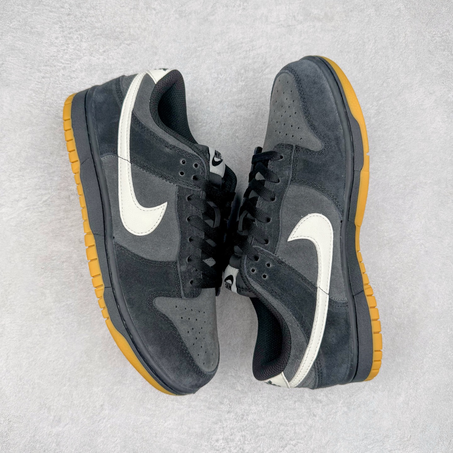 图片[3]-＃YC纯原 NK Dunk Low 黑灰 HQ1931-001 实力大厂出品 新配色陆续开发 利润个位数只为口碑 全套原纸板楦头开发 确保原汁原味 完美呈现DUNK版型 一比一鞋头弧度高度鞋身弧度 此版本只针对中端市场 皮料材质有所更替 其他数据细节工艺流程均保持一致 绝不口嗨 细节品控鞋型随意对比 独家私模官方第六代原厂航空铝磨具打磨大底 鞋头坡度极致还原 无解鞋型 原盒原配 圈内天花板工艺 原厂玻璃冲刀 超高清洁度 全鞋零毛边皮料切割 原厂中底布点胶 中底布拉帮走线遵循公司 尺码：36 36.5 37.5 38 38.5 39 40 40.5 41 42 42.5 43 44 44.5 45 46-选品中心