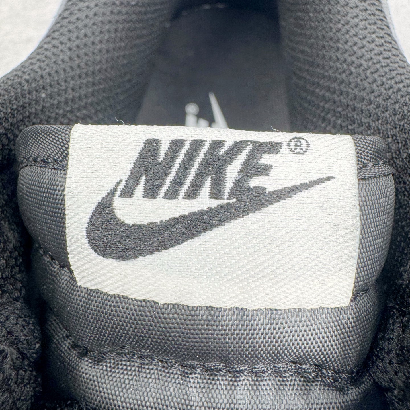 图片[13]-＃YC纯原 NK Dunk Low 黑灰 HQ1931-001 实力大厂出品 新配色陆续开发 利润个位数只为口碑 全套原纸板楦头开发 确保原汁原味 完美呈现DUNK版型 一比一鞋头弧度高度鞋身弧度 此版本只针对中端市场 皮料材质有所更替 其他数据细节工艺流程均保持一致 绝不口嗨 细节品控鞋型随意对比 独家私模官方第六代原厂航空铝磨具打磨大底 鞋头坡度极致还原 无解鞋型 原盒原配 圈内天花板工艺 原厂玻璃冲刀 超高清洁度 全鞋零毛边皮料切割 原厂中底布点胶 中底布拉帮走线遵循公司 尺码：36 36.5 37.5 38 38.5 39 40 40.5 41 42 42.5 43 44 44.5 45 46-选品中心