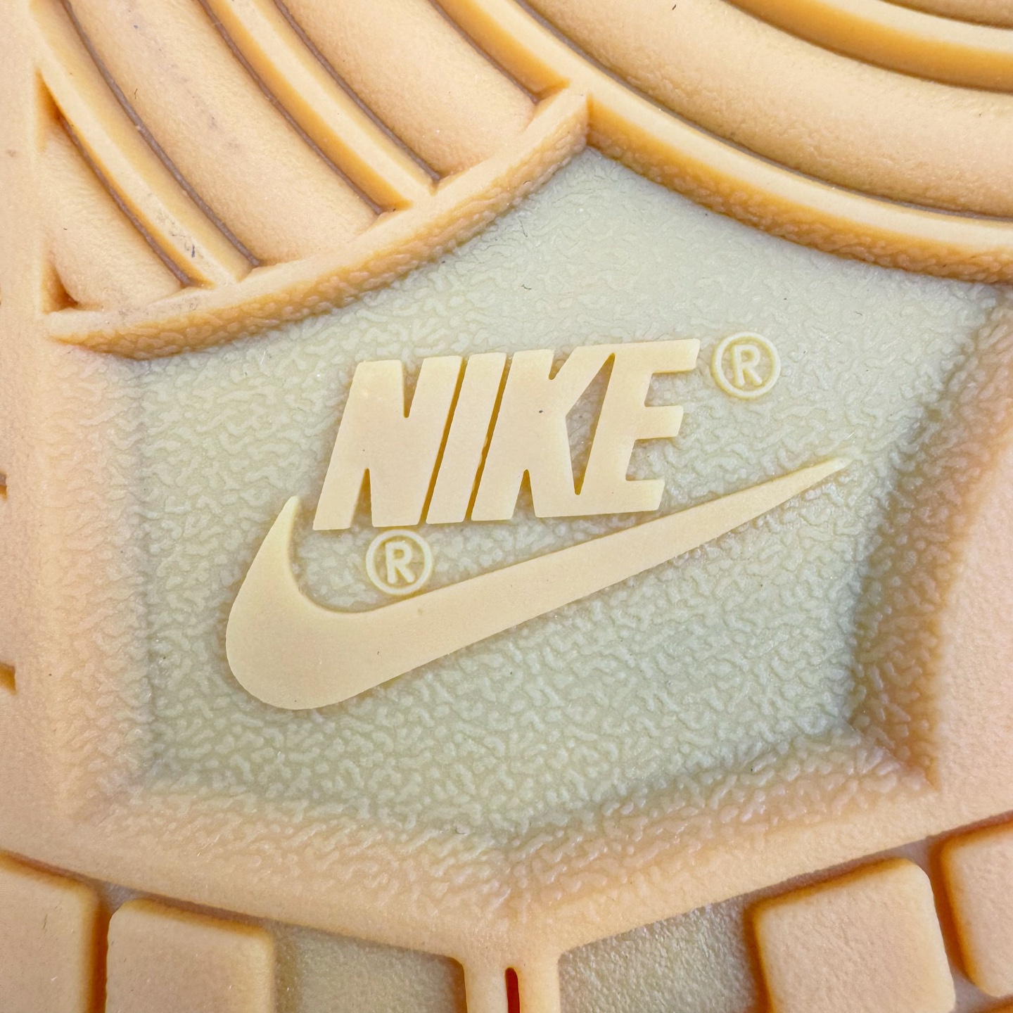 图片[18]-＃YC纯原 NK Dunk Low 黑灰 HQ1931-001 实力大厂出品 新配色陆续开发 利润个位数只为口碑 全套原纸板楦头开发 确保原汁原味 完美呈现DUNK版型 一比一鞋头弧度高度鞋身弧度 此版本只针对中端市场 皮料材质有所更替 其他数据细节工艺流程均保持一致 绝不口嗨 细节品控鞋型随意对比 独家私模官方第六代原厂航空铝磨具打磨大底 鞋头坡度极致还原 无解鞋型 原盒原配 圈内天花板工艺 原厂玻璃冲刀 超高清洁度 全鞋零毛边皮料切割 原厂中底布点胶 中底布拉帮走线遵循公司 尺码：36 36.5 37.5 38 38.5 39 40 40.5 41 42 42.5 43 44 44.5 45 46-选品中心