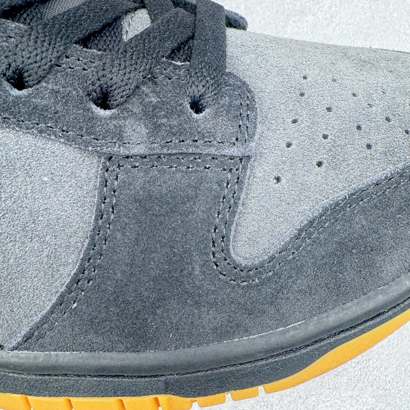 图片[15]-＃YC纯原 NK Dunk Low 黑灰 HQ1931-001 实力大厂出品 新配色陆续开发 利润个位数只为口碑 全套原纸板楦头开发 确保原汁原味 完美呈现DUNK版型 一比一鞋头弧度高度鞋身弧度 此版本只针对中端市场 皮料材质有所更替 其他数据细节工艺流程均保持一致 绝不口嗨 细节品控鞋型随意对比 独家私模官方第六代原厂航空铝磨具打磨大底 鞋头坡度极致还原 无解鞋型 原盒原配 圈内天花板工艺 原厂玻璃冲刀 超高清洁度 全鞋零毛边皮料切割 原厂中底布点胶 中底布拉帮走线遵循公司 尺码：36 36.5 37.5 38 38.5 39 40 40.5 41 42 42.5 43 44 44.5 45 46-选品中心