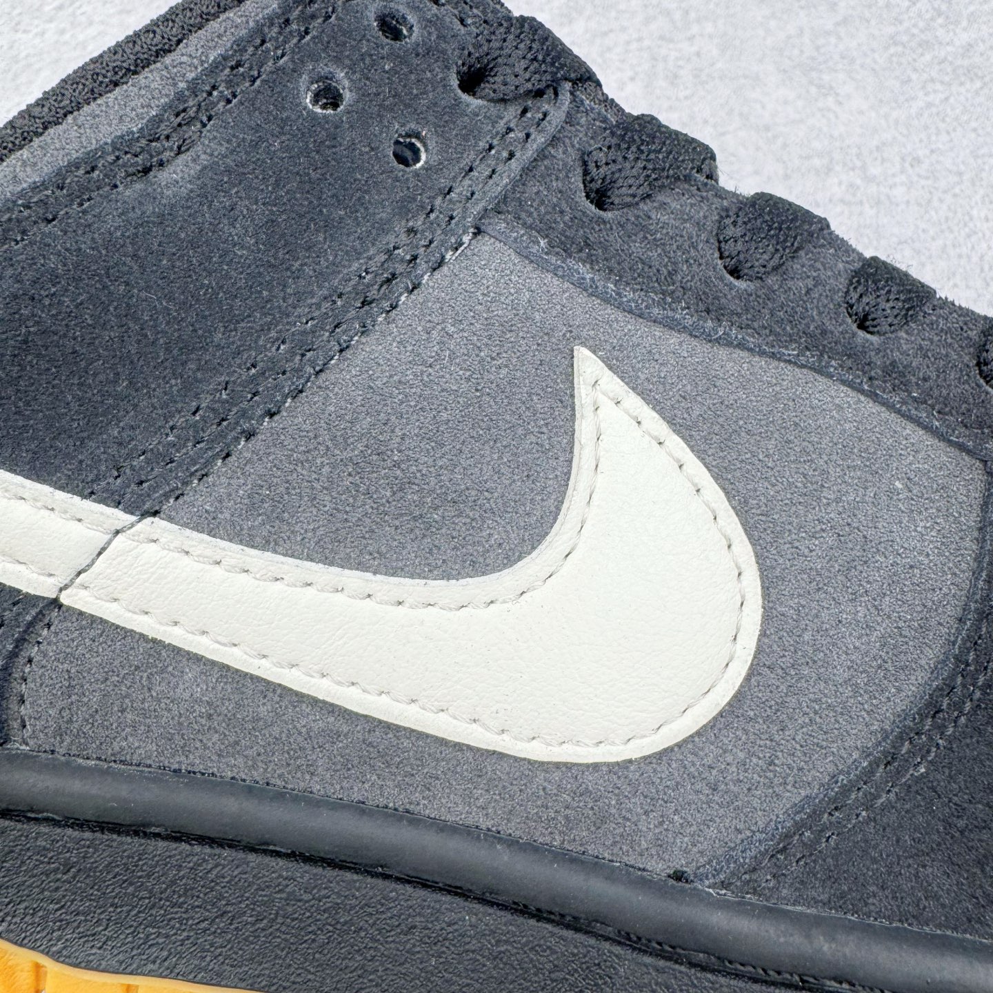 图片[17]-＃YC纯原 NK Dunk Low 黑灰 HQ1931-001 实力大厂出品 新配色陆续开发 利润个位数只为口碑 全套原纸板楦头开发 确保原汁原味 完美呈现DUNK版型 一比一鞋头弧度高度鞋身弧度 此版本只针对中端市场 皮料材质有所更替 其他数据细节工艺流程均保持一致 绝不口嗨 细节品控鞋型随意对比 独家私模官方第六代原厂航空铝磨具打磨大底 鞋头坡度极致还原 无解鞋型 原盒原配 圈内天花板工艺 原厂玻璃冲刀 超高清洁度 全鞋零毛边皮料切割 原厂中底布点胶 中底布拉帮走线遵循公司 尺码：36 36.5 37.5 38 38.5 39 40 40.5 41 42 42.5 43 44 44.5 45 46-选品中心