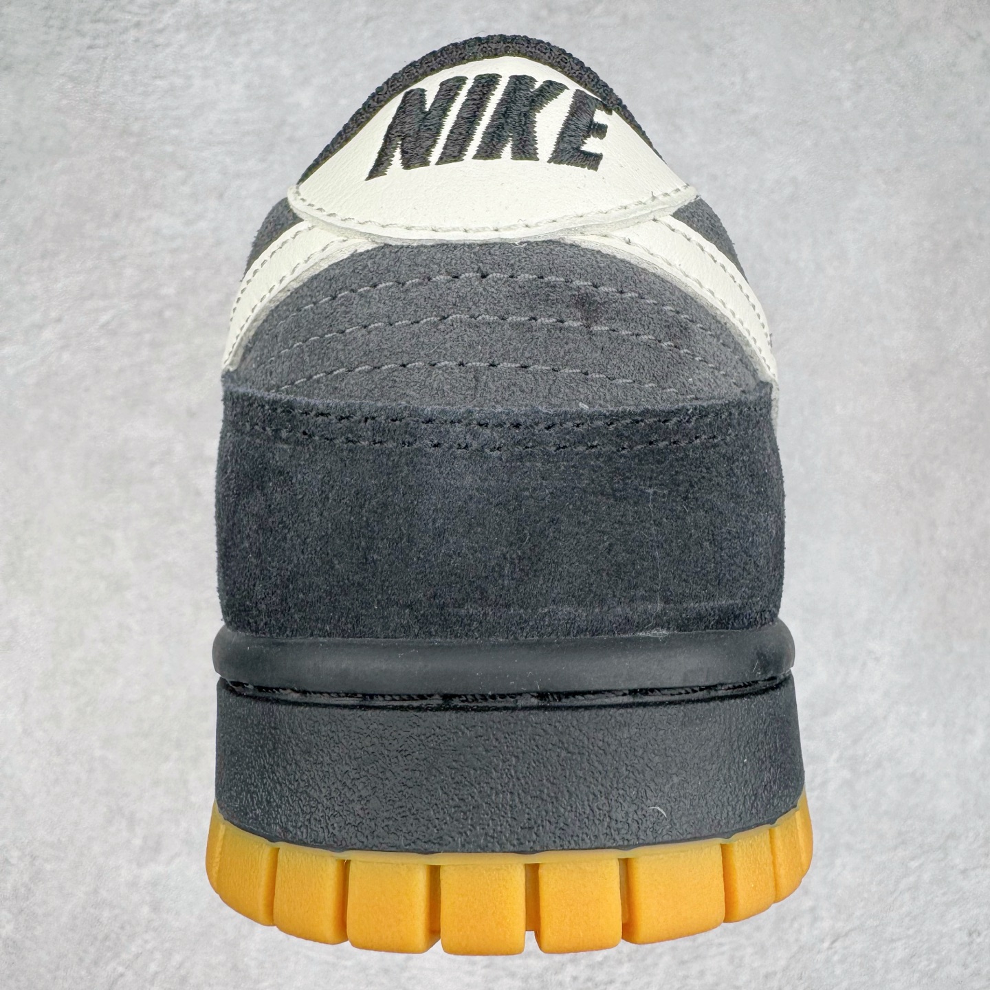 图片[8]-＃YC纯原 NK Dunk Low 黑灰 HQ1931-001 实力大厂出品 新配色陆续开发 利润个位数只为口碑 全套原纸板楦头开发 确保原汁原味 完美呈现DUNK版型 一比一鞋头弧度高度鞋身弧度 此版本只针对中端市场 皮料材质有所更替 其他数据细节工艺流程均保持一致 绝不口嗨 细节品控鞋型随意对比 独家私模官方第六代原厂航空铝磨具打磨大底 鞋头坡度极致还原 无解鞋型 原盒原配 圈内天花板工艺 原厂玻璃冲刀 超高清洁度 全鞋零毛边皮料切割 原厂中底布点胶 中底布拉帮走线遵循公司 尺码：36 36.5 37.5 38 38.5 39 40 40.5 41 42 42.5 43 44 44.5 45 46-选品中心