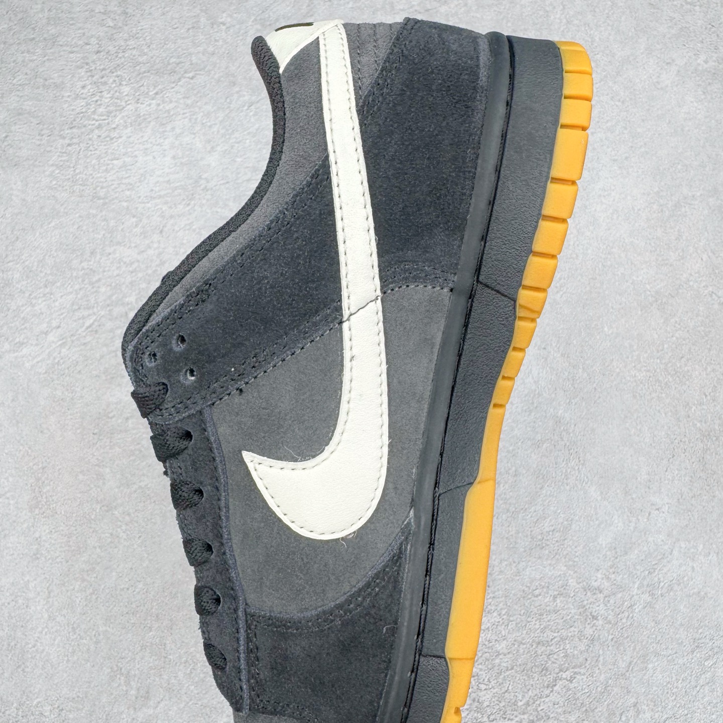 图片[7]-＃YC纯原 NK Dunk Low 黑灰 HQ1931-001 实力大厂出品 新配色陆续开发 利润个位数只为口碑 全套原纸板楦头开发 确保原汁原味 完美呈现DUNK版型 一比一鞋头弧度高度鞋身弧度 此版本只针对中端市场 皮料材质有所更替 其他数据细节工艺流程均保持一致 绝不口嗨 细节品控鞋型随意对比 独家私模官方第六代原厂航空铝磨具打磨大底 鞋头坡度极致还原 无解鞋型 原盒原配 圈内天花板工艺 原厂玻璃冲刀 超高清洁度 全鞋零毛边皮料切割 原厂中底布点胶 中底布拉帮走线遵循公司 尺码：36 36.5 37.5 38 38.5 39 40 40.5 41 42 42.5 43 44 44.5 45 46-选品中心