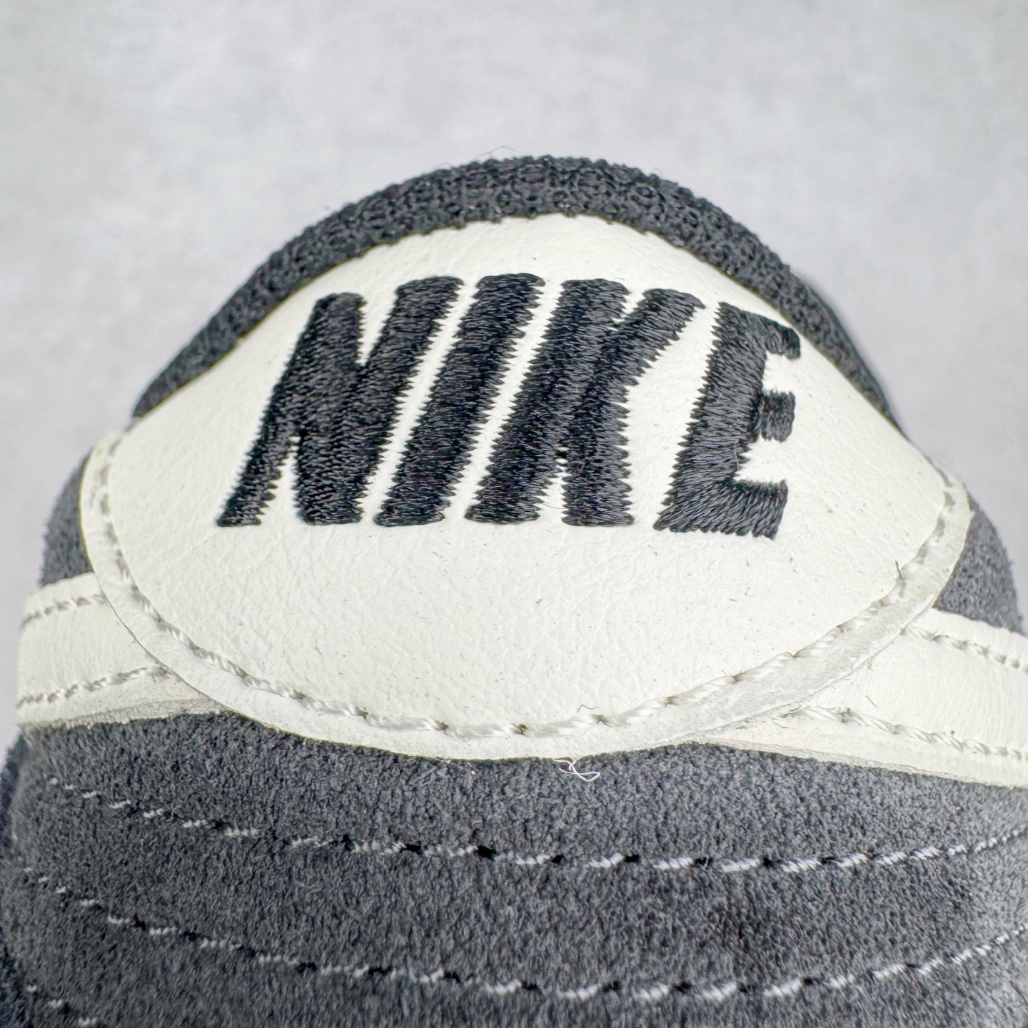 图片[10]-＃YC纯原 NK Dunk Low 黑灰 HQ1931-001 实力大厂出品 新配色陆续开发 利润个位数只为口碑 全套原纸板楦头开发 确保原汁原味 完美呈现DUNK版型 一比一鞋头弧度高度鞋身弧度 此版本只针对中端市场 皮料材质有所更替 其他数据细节工艺流程均保持一致 绝不口嗨 细节品控鞋型随意对比 独家私模官方第六代原厂航空铝磨具打磨大底 鞋头坡度极致还原 无解鞋型 原盒原配 圈内天花板工艺 原厂玻璃冲刀 超高清洁度 全鞋零毛边皮料切割 原厂中底布点胶 中底布拉帮走线遵循公司 尺码：36 36.5 37.5 38 38.5 39 40 40.5 41 42 42.5 43 44 44.5 45 46-选品中心