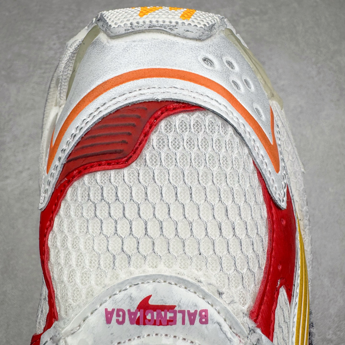 图片[14]-＃VG零售版 BALENCIAGA Runner Sneaker 巴黎世家七代慢跑系列低帮复古野跑潮流运动鞋老爹鞋 尼龙和网布材质 磨损效果 鞋头边缘印有尺码 背面浮印尺码 外侧印有跑者徽标 鞋舌刺绣 Balenciaga 品牌标识 鞋跟背面 Balenciaga品牌标识 材质采用65%聚氨酯、35%聚酯纤维 全新 Runner 鞋型轮廓借鉴于 2000 年初的复古线条 搭载大网眼面料制成鞋面基础，由粉色、白色尼龍与橡胶质地覆盖鞋面诠释线条感 当中透过几道手缝线与折损痕更是精准的掌握历经时间淬炼的破旧痕迹 延续其手法至鞋领、鞋跟、鞋带、中底等部分均饰有破损及脏污之貌 尤其是鞋领处与鞋带孔眼条更是采用不规则做旧技术将内容物泡棉随机露出 尺码：35 36 37 38 39 40 41 42 43 44 45 46-选品中心