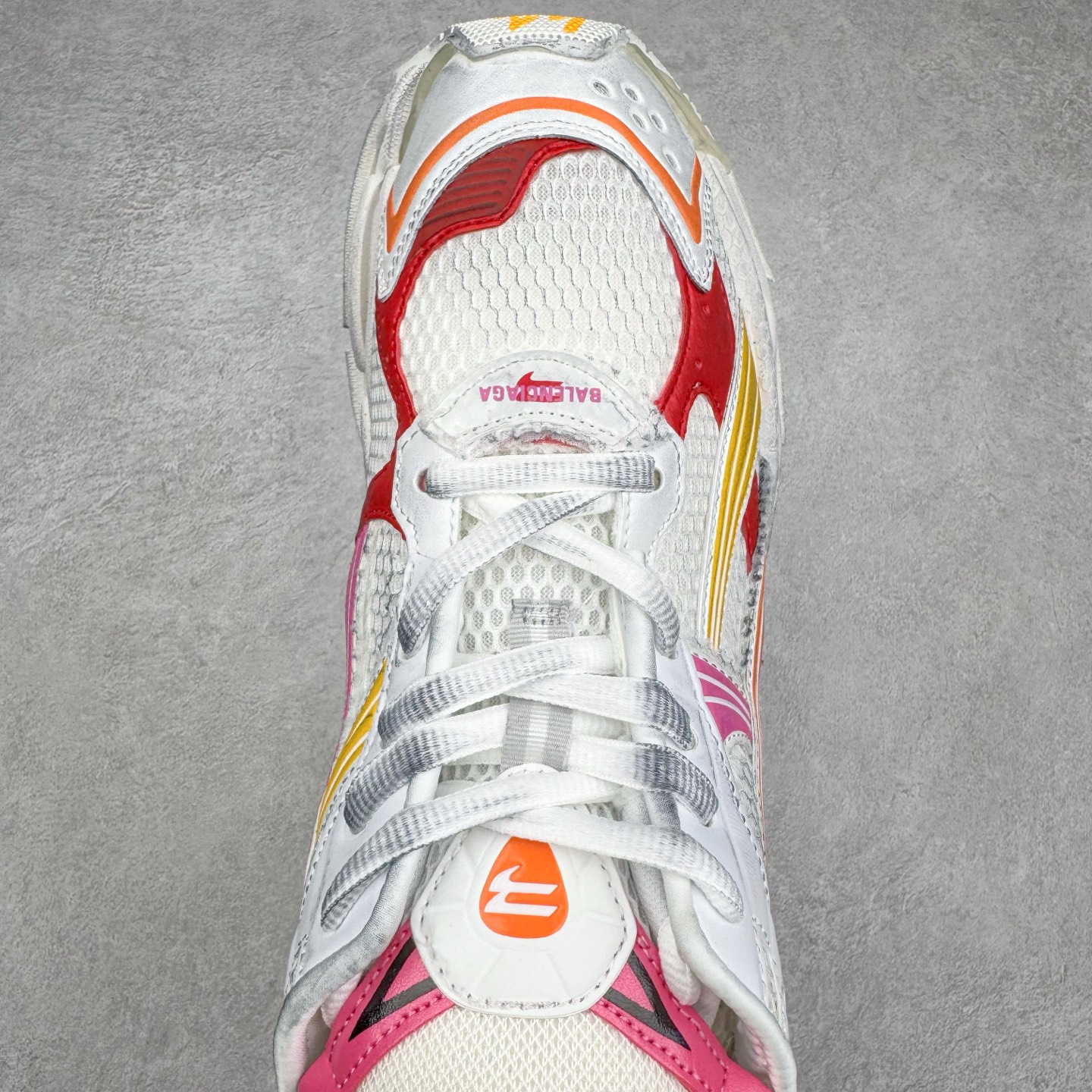 图片[4]-＃VG零售版 BALENCIAGA Runner Sneaker 巴黎世家七代慢跑系列低帮复古野跑潮流运动鞋老爹鞋 尼龙和网布材质 磨损效果 鞋头边缘印有尺码 背面浮印尺码 外侧印有跑者徽标 鞋舌刺绣 Balenciaga 品牌标识 鞋跟背面 Balenciaga品牌标识 材质采用65%聚氨酯、35%聚酯纤维 全新 Runner 鞋型轮廓借鉴于 2000 年初的复古线条 搭载大网眼面料制成鞋面基础，由粉色、白色尼龍与橡胶质地覆盖鞋面诠释线条感 当中透过几道手缝线与折损痕更是精准的掌握历经时间淬炼的破旧痕迹 延续其手法至鞋领、鞋跟、鞋带、中底等部分均饰有破损及脏污之貌 尤其是鞋领处与鞋带孔眼条更是采用不规则做旧技术将内容物泡棉随机露出 尺码：35 36 37 38 39 40 41 42 43 44 45 46-选品中心