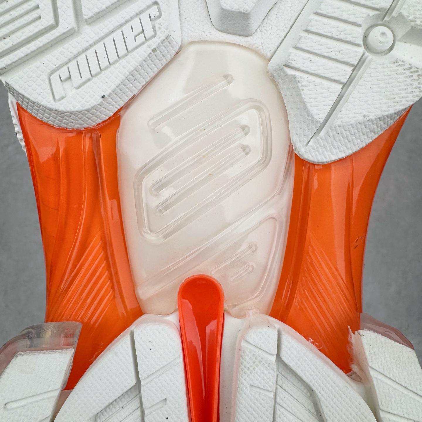 图片[20]-＃VG零售版 BALENCIAGA Runner Sneaker 巴黎世家七代慢跑系列低帮复古野跑潮流运动鞋老爹鞋 尼龙和网布材质 磨损效果 鞋头边缘印有尺码 背面浮印尺码 外侧印有跑者徽标 鞋舌刺绣 Balenciaga 品牌标识 鞋跟背面 Balenciaga品牌标识 材质采用65%聚氨酯、35%聚酯纤维 全新 Runner 鞋型轮廓借鉴于 2000 年初的复古线条 搭载大网眼面料制成鞋面基础，由粉色、白色尼龍与橡胶质地覆盖鞋面诠释线条感 当中透过几道手缝线与折损痕更是精准的掌握历经时间淬炼的破旧痕迹 延续其手法至鞋领、鞋跟、鞋带、中底等部分均饰有破损及脏污之貌 尤其是鞋领处与鞋带孔眼条更是采用不规则做旧技术将内容物泡棉随机露出 尺码：35 36 37 38 39 40 41 42 43 44 45 46-选品中心