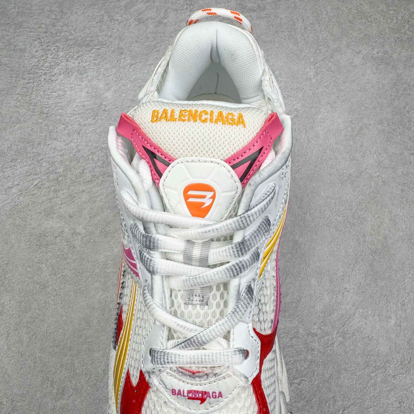 图片[5]-＃VG零售版 BALENCIAGA Runner Sneaker 巴黎世家七代慢跑系列低帮复古野跑潮流运动鞋老爹鞋 尼龙和网布材质 磨损效果 鞋头边缘印有尺码 背面浮印尺码 外侧印有跑者徽标 鞋舌刺绣 Balenciaga 品牌标识 鞋跟背面 Balenciaga品牌标识 材质采用65%聚氨酯、35%聚酯纤维 全新 Runner 鞋型轮廓借鉴于 2000 年初的复古线条 搭载大网眼面料制成鞋面基础，由粉色、白色尼龍与橡胶质地覆盖鞋面诠释线条感 当中透过几道手缝线与折损痕更是精准的掌握历经时间淬炼的破旧痕迹 延续其手法至鞋领、鞋跟、鞋带、中底等部分均饰有破损及脏污之貌 尤其是鞋领处与鞋带孔眼条更是采用不规则做旧技术将内容物泡棉随机露出 尺码：35 36 37 38 39 40 41 42 43 44 45 46-选品中心