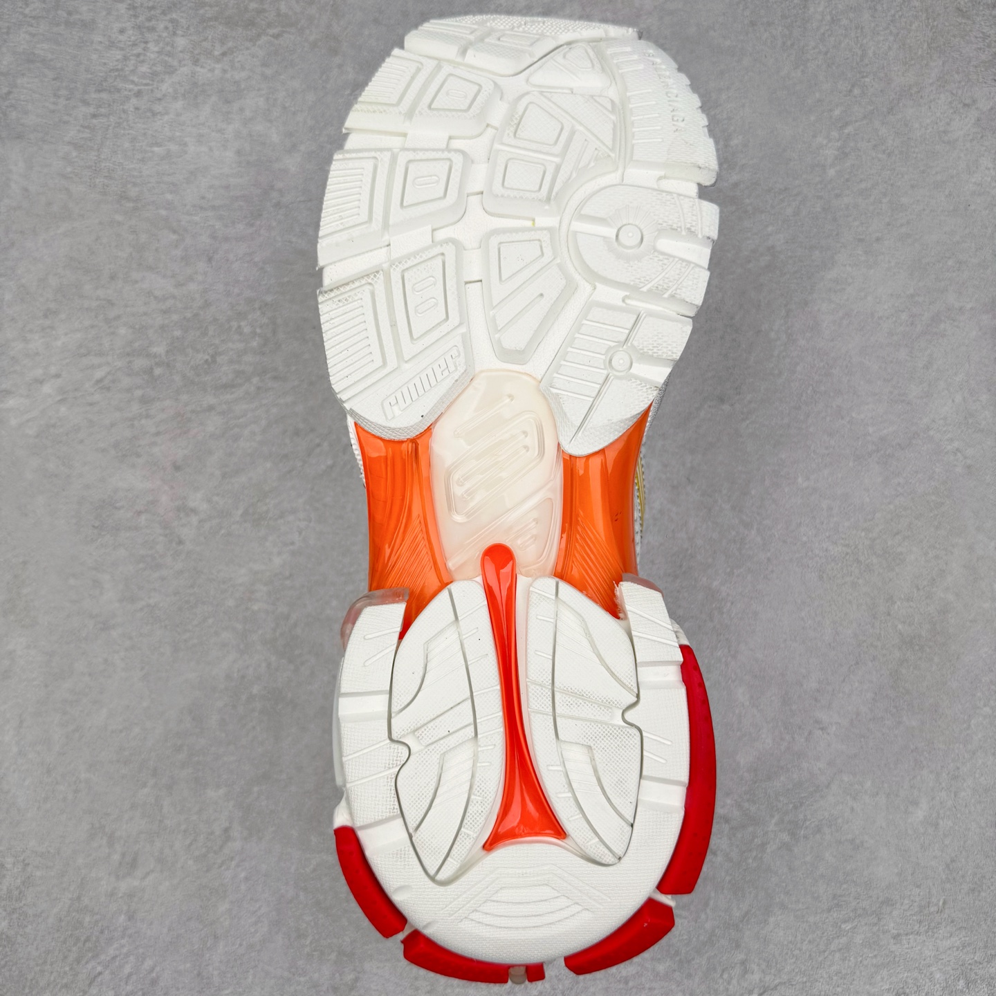 图片[9]-＃VG零售版 BALENCIAGA Runner Sneaker 巴黎世家七代慢跑系列低帮复古野跑潮流运动鞋老爹鞋 尼龙和网布材质 磨损效果 鞋头边缘印有尺码 背面浮印尺码 外侧印有跑者徽标 鞋舌刺绣 Balenciaga 品牌标识 鞋跟背面 Balenciaga品牌标识 材质采用65%聚氨酯、35%聚酯纤维 全新 Runner 鞋型轮廓借鉴于 2000 年初的复古线条 搭载大网眼面料制成鞋面基础，由粉色、白色尼龍与橡胶质地覆盖鞋面诠释线条感 当中透过几道手缝线与折损痕更是精准的掌握历经时间淬炼的破旧痕迹 延续其手法至鞋领、鞋跟、鞋带、中底等部分均饰有破损及脏污之貌 尤其是鞋领处与鞋带孔眼条更是采用不规则做旧技术将内容物泡棉随机露出 尺码：35 36 37 38 39 40 41 42 43 44 45 46-选品中心