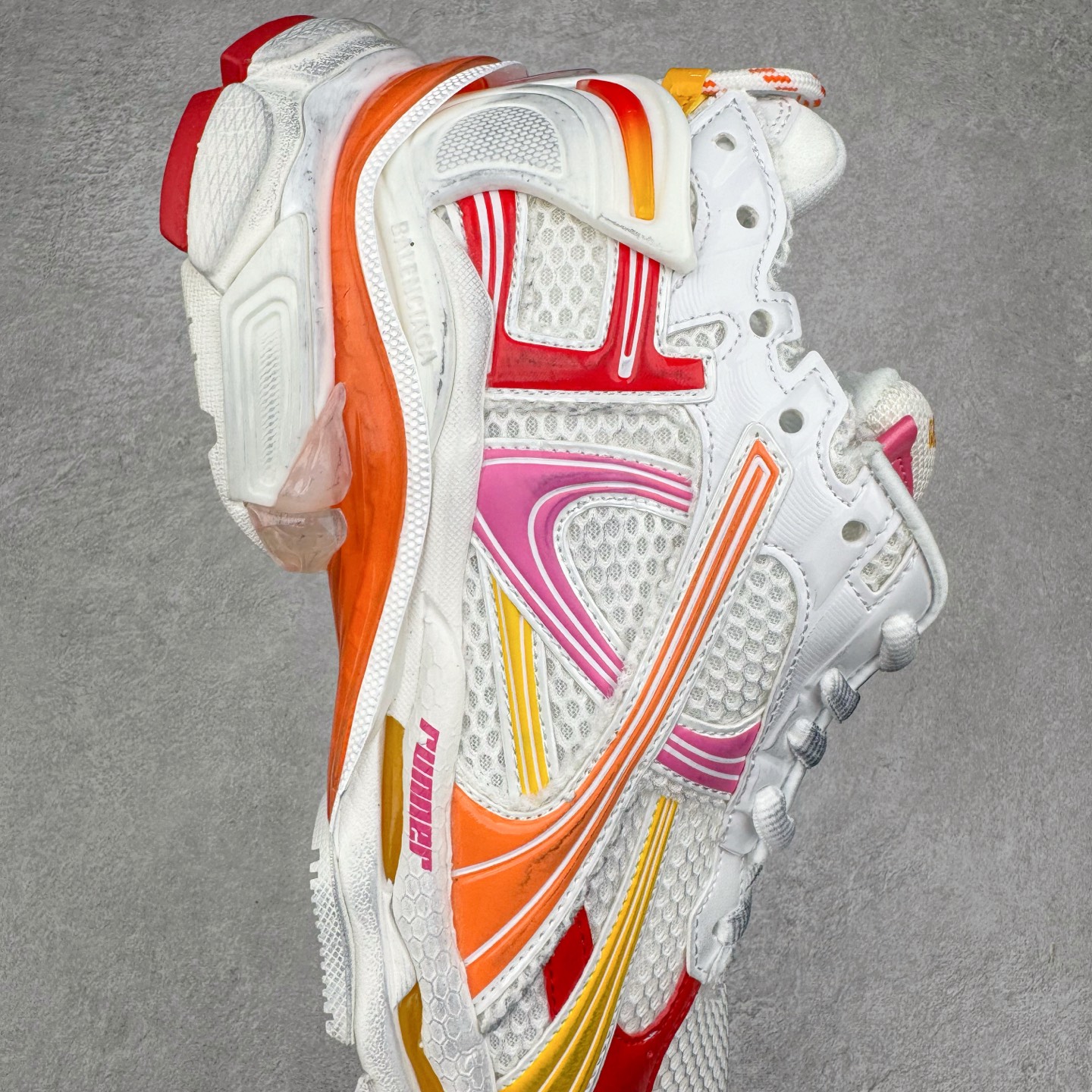 图片[6]-＃VG零售版 BALENCIAGA Runner Sneaker 巴黎世家七代慢跑系列低帮复古野跑潮流运动鞋老爹鞋 尼龙和网布材质 磨损效果 鞋头边缘印有尺码 背面浮印尺码 外侧印有跑者徽标 鞋舌刺绣 Balenciaga 品牌标识 鞋跟背面 Balenciaga品牌标识 材质采用65%聚氨酯、35%聚酯纤维 全新 Runner 鞋型轮廓借鉴于 2000 年初的复古线条 搭载大网眼面料制成鞋面基础，由粉色、白色尼龍与橡胶质地覆盖鞋面诠释线条感 当中透过几道手缝线与折损痕更是精准的掌握历经时间淬炼的破旧痕迹 延续其手法至鞋领、鞋跟、鞋带、中底等部分均饰有破损及脏污之貌 尤其是鞋领处与鞋带孔眼条更是采用不规则做旧技术将内容物泡棉随机露出 尺码：35 36 37 38 39 40 41 42 43 44 45 46-选品中心