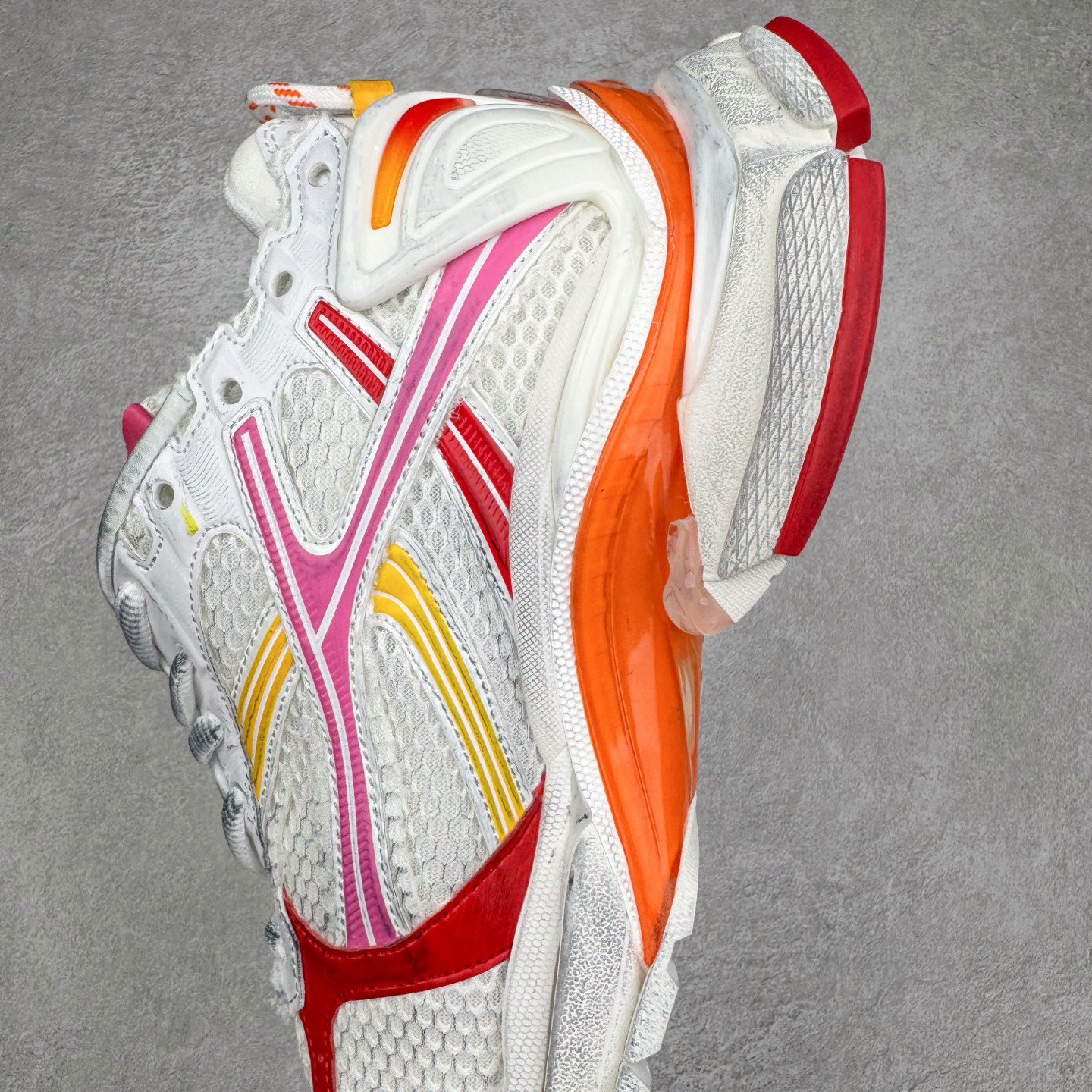 图片[7]-＃VG零售版 BALENCIAGA Runner Sneaker 巴黎世家七代慢跑系列低帮复古野跑潮流运动鞋老爹鞋 尼龙和网布材质 磨损效果 鞋头边缘印有尺码 背面浮印尺码 外侧印有跑者徽标 鞋舌刺绣 Balenciaga 品牌标识 鞋跟背面 Balenciaga品牌标识 材质采用65%聚氨酯、35%聚酯纤维 全新 Runner 鞋型轮廓借鉴于 2000 年初的复古线条 搭载大网眼面料制成鞋面基础，由粉色、白色尼龍与橡胶质地覆盖鞋面诠释线条感 当中透过几道手缝线与折损痕更是精准的掌握历经时间淬炼的破旧痕迹 延续其手法至鞋领、鞋跟、鞋带、中底等部分均饰有破损及脏污之貌 尤其是鞋领处与鞋带孔眼条更是采用不规则做旧技术将内容物泡棉随机露出 尺码：35 36 37 38 39 40 41 42 43 44 45 46-选品中心