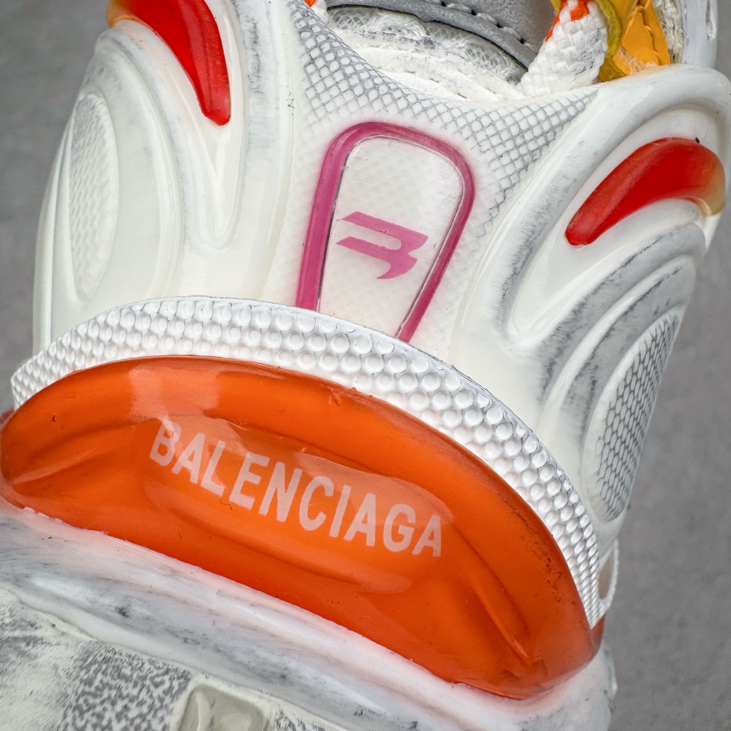 图片[15]-＃VG零售版 BALENCIAGA Runner Sneaker 巴黎世家七代慢跑系列低帮复古野跑潮流运动鞋老爹鞋 尼龙和网布材质 磨损效果 鞋头边缘印有尺码 背面浮印尺码 外侧印有跑者徽标 鞋舌刺绣 Balenciaga 品牌标识 鞋跟背面 Balenciaga品牌标识 材质采用65%聚氨酯、35%聚酯纤维 全新 Runner 鞋型轮廓借鉴于 2000 年初的复古线条 搭载大网眼面料制成鞋面基础，由粉色、白色尼龍与橡胶质地覆盖鞋面诠释线条感 当中透过几道手缝线与折损痕更是精准的掌握历经时间淬炼的破旧痕迹 延续其手法至鞋领、鞋跟、鞋带、中底等部分均饰有破损及脏污之貌 尤其是鞋领处与鞋带孔眼条更是采用不规则做旧技术将内容物泡棉随机露出 尺码：35 36 37 38 39 40 41 42 43 44 45 46-选品中心