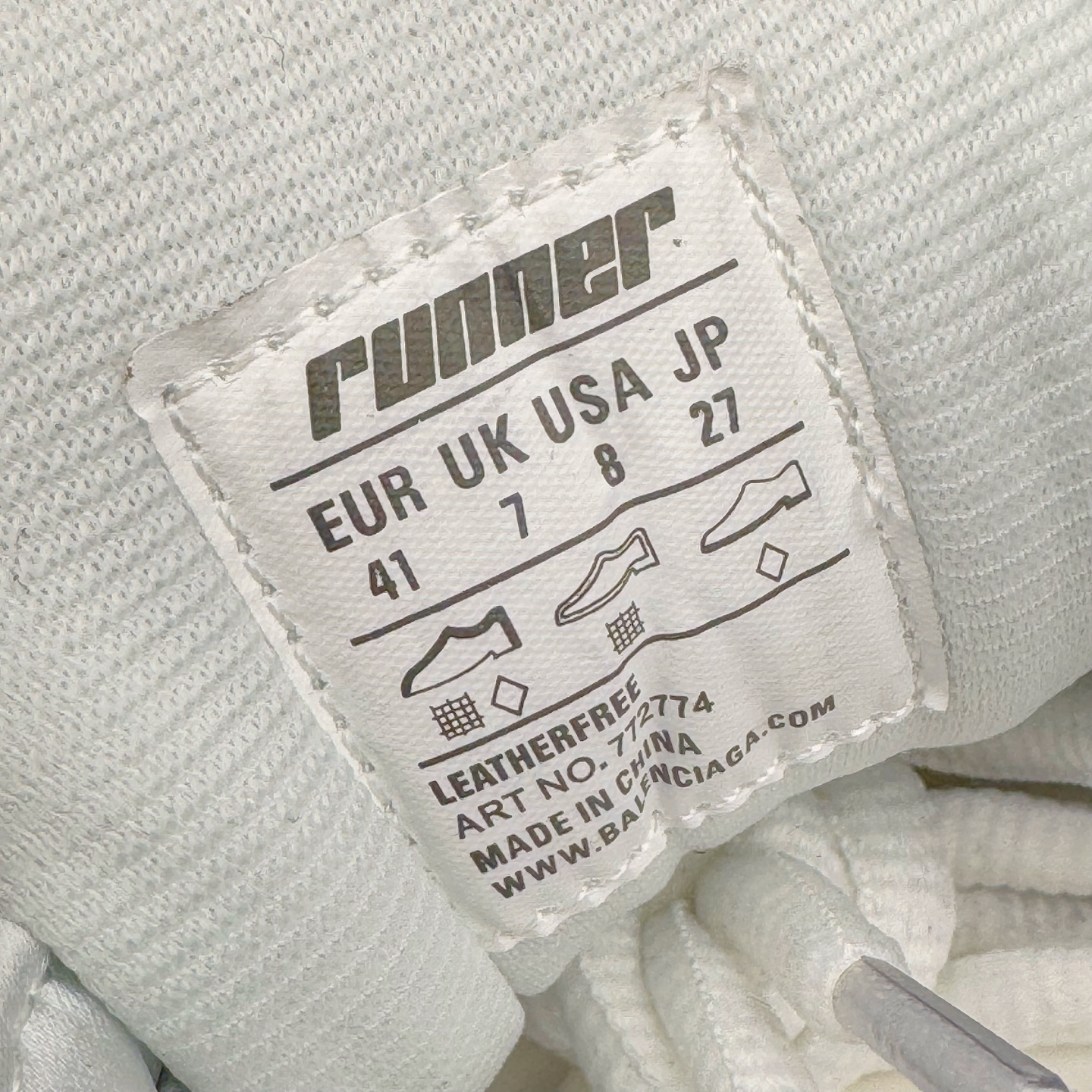 图片[11]-＃VG零售版 BALENCIAGA Runner Sneaker 巴黎世家七代慢跑系列低帮复古野跑潮流运动鞋老爹鞋 尼龙和网布材质 磨损效果 鞋头边缘印有尺码 背面浮印尺码 外侧印有跑者徽标 鞋舌刺绣 Balenciaga 品牌标识 鞋跟背面 Balenciaga品牌标识 材质采用65%聚氨酯、35%聚酯纤维 全新 Runner 鞋型轮廓借鉴于 2000 年初的复古线条 搭载大网眼面料制成鞋面基础，由粉色、白色尼龍与橡胶质地覆盖鞋面诠释线条感 当中透过几道手缝线与折损痕更是精准的掌握历经时间淬炼的破旧痕迹 延续其手法至鞋领、鞋跟、鞋带、中底等部分均饰有破损及脏污之貌 尤其是鞋领处与鞋带孔眼条更是采用不规则做旧技术将内容物泡棉随机露出 尺码：35 36 37 38 39 40 41 42 43 44 45 46-选品中心