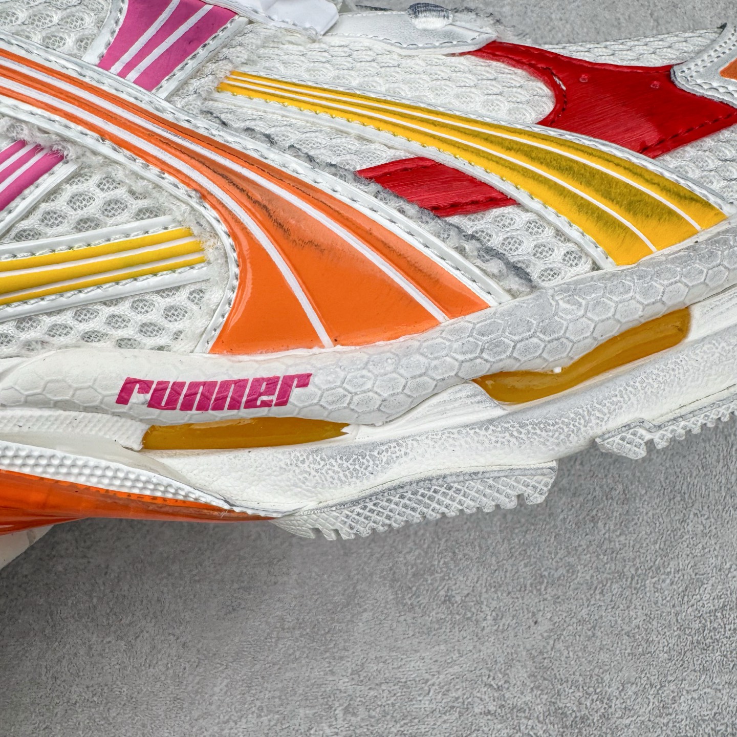 图片[19]-＃VG零售版 BALENCIAGA Runner Sneaker 巴黎世家七代慢跑系列低帮复古野跑潮流运动鞋老爹鞋 尼龙和网布材质 磨损效果 鞋头边缘印有尺码 背面浮印尺码 外侧印有跑者徽标 鞋舌刺绣 Balenciaga 品牌标识 鞋跟背面 Balenciaga品牌标识 材质采用65%聚氨酯、35%聚酯纤维 全新 Runner 鞋型轮廓借鉴于 2000 年初的复古线条 搭载大网眼面料制成鞋面基础，由粉色、白色尼龍与橡胶质地覆盖鞋面诠释线条感 当中透过几道手缝线与折损痕更是精准的掌握历经时间淬炼的破旧痕迹 延续其手法至鞋领、鞋跟、鞋带、中底等部分均饰有破损及脏污之貌 尤其是鞋领处与鞋带孔眼条更是采用不规则做旧技术将内容物泡棉随机露出 尺码：35 36 37 38 39 40 41 42 43 44 45 46-选品中心