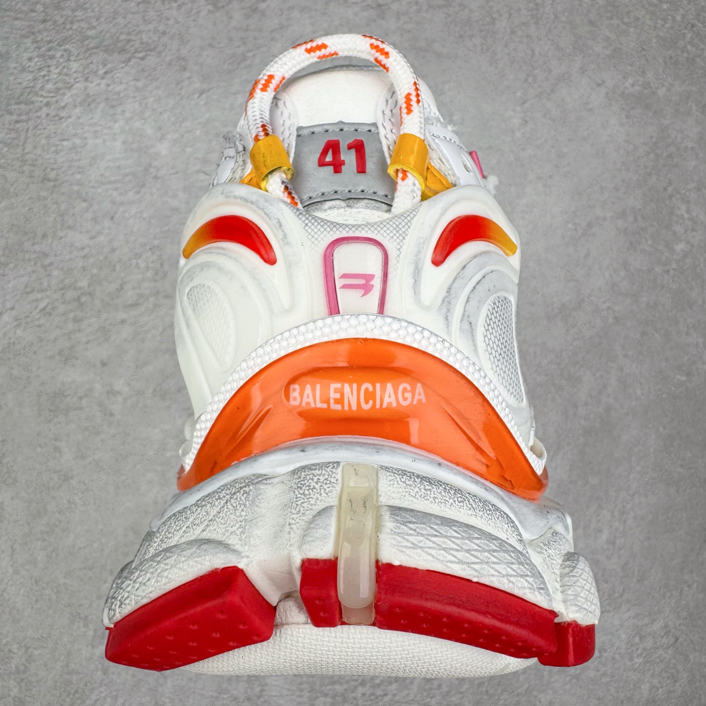 图片[8]-＃VG零售版 BALENCIAGA Runner Sneaker 巴黎世家七代慢跑系列低帮复古野跑潮流运动鞋老爹鞋 尼龙和网布材质 磨损效果 鞋头边缘印有尺码 背面浮印尺码 外侧印有跑者徽标 鞋舌刺绣 Balenciaga 品牌标识 鞋跟背面 Balenciaga品牌标识 材质采用65%聚氨酯、35%聚酯纤维 全新 Runner 鞋型轮廓借鉴于 2000 年初的复古线条 搭载大网眼面料制成鞋面基础，由粉色、白色尼龍与橡胶质地覆盖鞋面诠释线条感 当中透过几道手缝线与折损痕更是精准的掌握历经时间淬炼的破旧痕迹 延续其手法至鞋领、鞋跟、鞋带、中底等部分均饰有破损及脏污之貌 尤其是鞋领处与鞋带孔眼条更是采用不规则做旧技术将内容物泡棉随机露出 尺码：35 36 37 38 39 40 41 42 43 44 45 46-选品中心