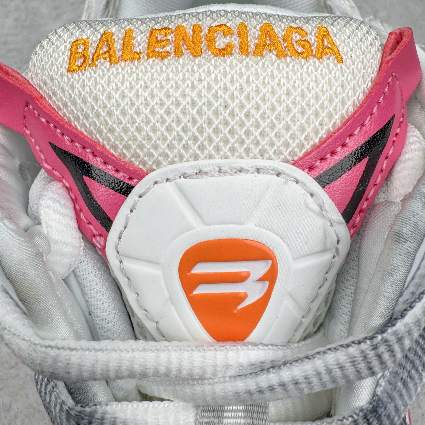 图片[13]-＃VG零售版 BALENCIAGA Runner Sneaker 巴黎世家七代慢跑系列低帮复古野跑潮流运动鞋老爹鞋 尼龙和网布材质 磨损效果 鞋头边缘印有尺码 背面浮印尺码 外侧印有跑者徽标 鞋舌刺绣 Balenciaga 品牌标识 鞋跟背面 Balenciaga品牌标识 材质采用65%聚氨酯、35%聚酯纤维 全新 Runner 鞋型轮廓借鉴于 2000 年初的复古线条 搭载大网眼面料制成鞋面基础，由粉色、白色尼龍与橡胶质地覆盖鞋面诠释线条感 当中透过几道手缝线与折损痕更是精准的掌握历经时间淬炼的破旧痕迹 延续其手法至鞋领、鞋跟、鞋带、中底等部分均饰有破损及脏污之貌 尤其是鞋领处与鞋带孔眼条更是采用不规则做旧技术将内容物泡棉随机露出 尺码：35 36 37 38 39 40 41 42 43 44 45 46-选品中心