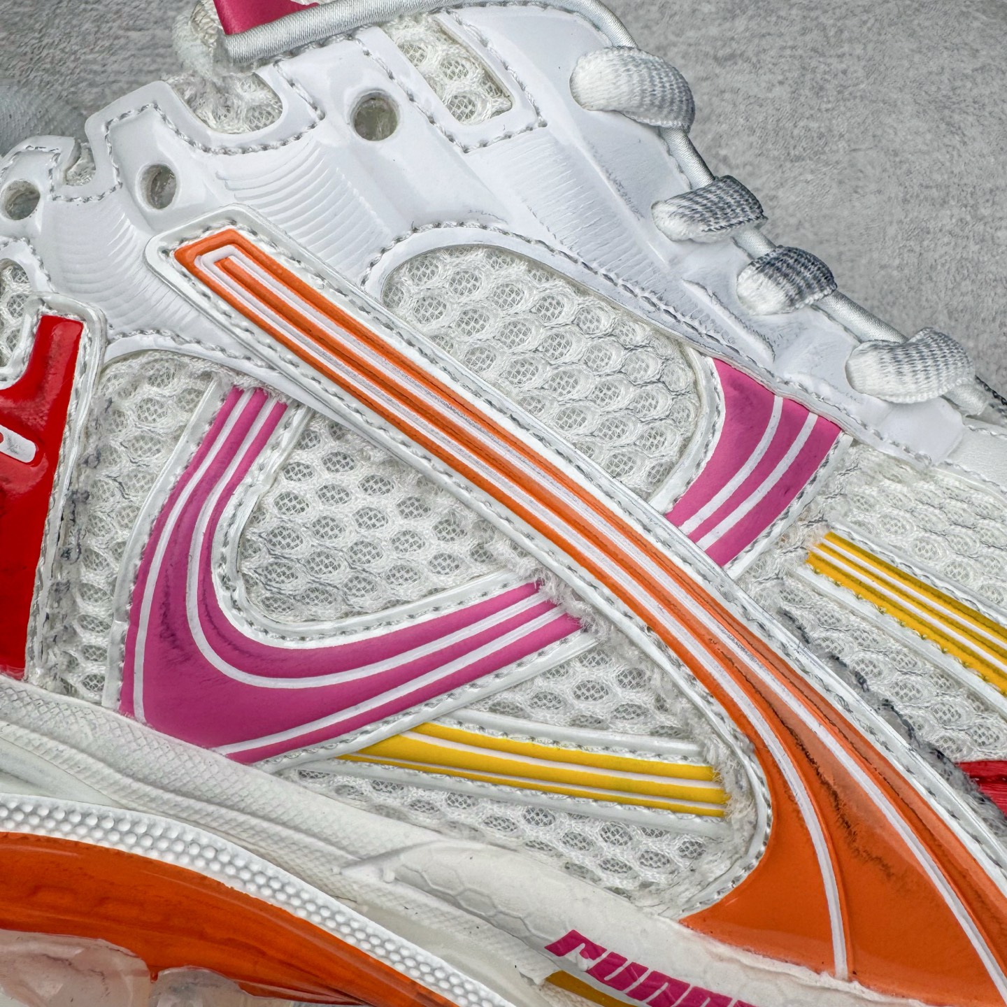 图片[17]-＃VG零售版 BALENCIAGA Runner Sneaker 巴黎世家七代慢跑系列低帮复古野跑潮流运动鞋老爹鞋 尼龙和网布材质 磨损效果 鞋头边缘印有尺码 背面浮印尺码 外侧印有跑者徽标 鞋舌刺绣 Balenciaga 品牌标识 鞋跟背面 Balenciaga品牌标识 材质采用65%聚氨酯、35%聚酯纤维 全新 Runner 鞋型轮廓借鉴于 2000 年初的复古线条 搭载大网眼面料制成鞋面基础，由粉色、白色尼龍与橡胶质地覆盖鞋面诠释线条感 当中透过几道手缝线与折损痕更是精准的掌握历经时间淬炼的破旧痕迹 延续其手法至鞋领、鞋跟、鞋带、中底等部分均饰有破损及脏污之貌 尤其是鞋领处与鞋带孔眼条更是采用不规则做旧技术将内容物泡棉随机露出 尺码：35 36 37 38 39 40 41 42 43 44 45 46-选品中心