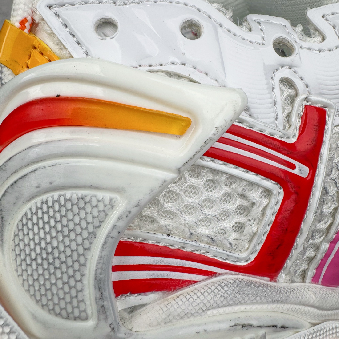 图片[16]-＃VG零售版 BALENCIAGA Runner Sneaker 巴黎世家七代慢跑系列低帮复古野跑潮流运动鞋老爹鞋 尼龙和网布材质 磨损效果 鞋头边缘印有尺码 背面浮印尺码 外侧印有跑者徽标 鞋舌刺绣 Balenciaga 品牌标识 鞋跟背面 Balenciaga品牌标识 材质采用65%聚氨酯、35%聚酯纤维 全新 Runner 鞋型轮廓借鉴于 2000 年初的复古线条 搭载大网眼面料制成鞋面基础，由粉色、白色尼龍与橡胶质地覆盖鞋面诠释线条感 当中透过几道手缝线与折损痕更是精准的掌握历经时间淬炼的破旧痕迹 延续其手法至鞋领、鞋跟、鞋带、中底等部分均饰有破损及脏污之貌 尤其是鞋领处与鞋带孔眼条更是采用不规则做旧技术将内容物泡棉随机露出 尺码：35 36 37 38 39 40 41 42 43 44 45 46-选品中心