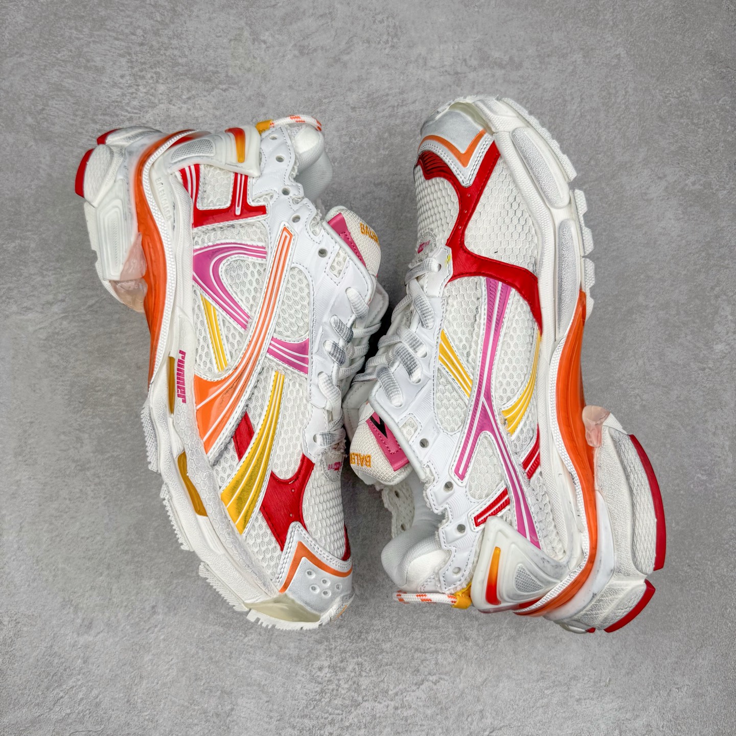 图片[3]-＃VG零售版 BALENCIAGA Runner Sneaker 巴黎世家七代慢跑系列低帮复古野跑潮流运动鞋老爹鞋 尼龙和网布材质 磨损效果 鞋头边缘印有尺码 背面浮印尺码 外侧印有跑者徽标 鞋舌刺绣 Balenciaga 品牌标识 鞋跟背面 Balenciaga品牌标识 材质采用65%聚氨酯、35%聚酯纤维 全新 Runner 鞋型轮廓借鉴于 2000 年初的复古线条 搭载大网眼面料制成鞋面基础，由粉色、白色尼龍与橡胶质地覆盖鞋面诠释线条感 当中透过几道手缝线与折损痕更是精准的掌握历经时间淬炼的破旧痕迹 延续其手法至鞋领、鞋跟、鞋带、中底等部分均饰有破损及脏污之貌 尤其是鞋领处与鞋带孔眼条更是采用不规则做旧技术将内容物泡棉随机露出 尺码：35 36 37 38 39 40 41 42 43 44 45 46-选品中心