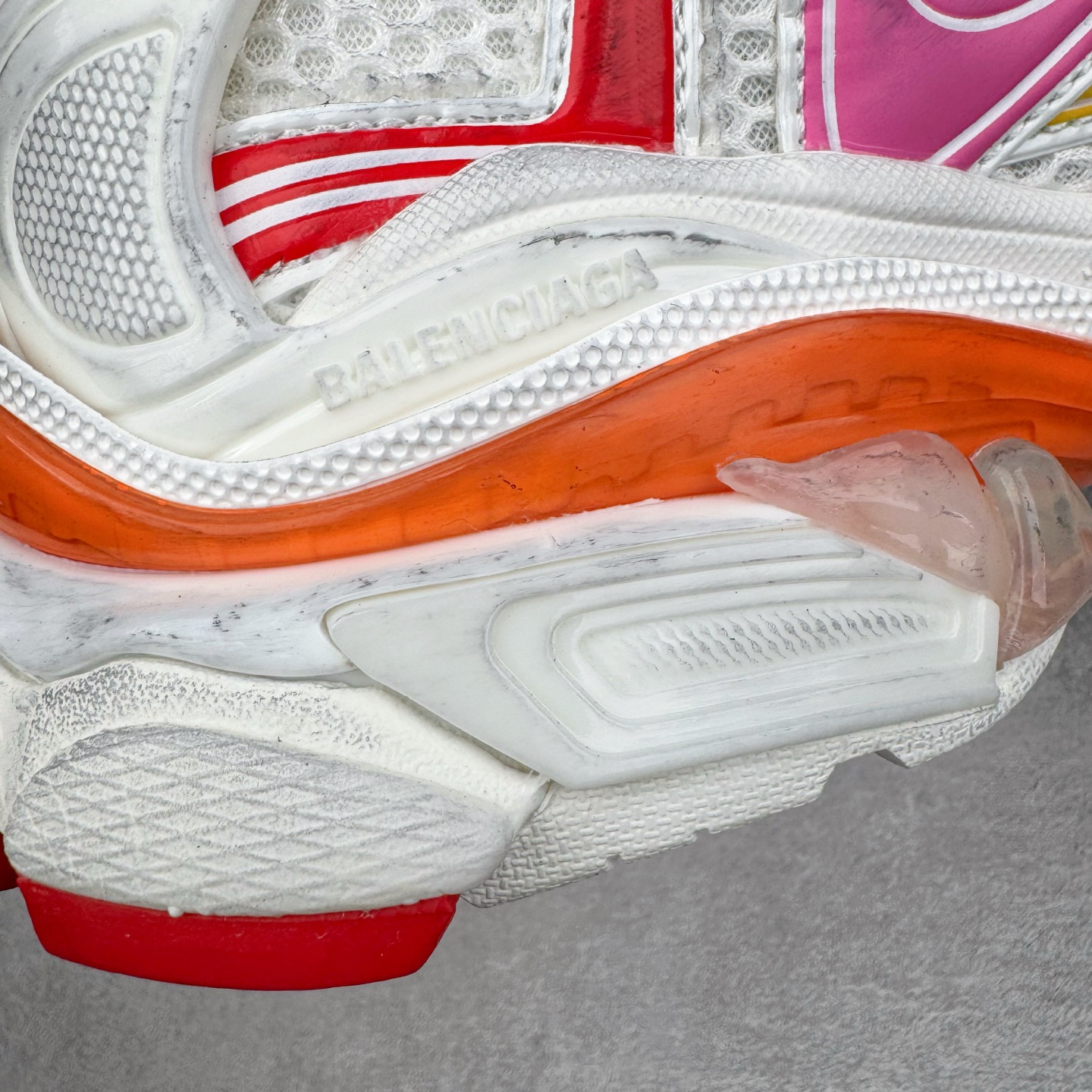 图片[18]-＃VG零售版 BALENCIAGA Runner Sneaker 巴黎世家七代慢跑系列低帮复古野跑潮流运动鞋老爹鞋 尼龙和网布材质 磨损效果 鞋头边缘印有尺码 背面浮印尺码 外侧印有跑者徽标 鞋舌刺绣 Balenciaga 品牌标识 鞋跟背面 Balenciaga品牌标识 材质采用65%聚氨酯、35%聚酯纤维 全新 Runner 鞋型轮廓借鉴于 2000 年初的复古线条 搭载大网眼面料制成鞋面基础，由粉色、白色尼龍与橡胶质地覆盖鞋面诠释线条感 当中透过几道手缝线与折损痕更是精准的掌握历经时间淬炼的破旧痕迹 延续其手法至鞋领、鞋跟、鞋带、中底等部分均饰有破损及脏污之貌 尤其是鞋领处与鞋带孔眼条更是采用不规则做旧技术将内容物泡棉随机露出 尺码：35 36 37 38 39 40 41 42 43 44 45 46-选品中心