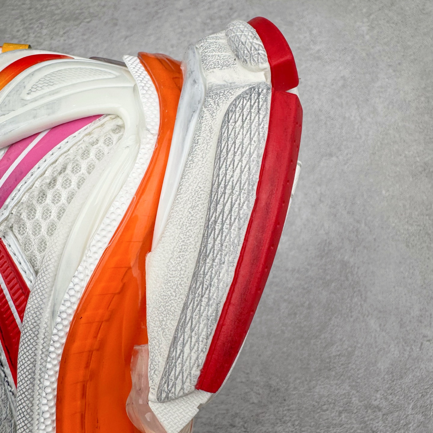 图片[12]-＃VG零售版 BALENCIAGA Runner Sneaker 巴黎世家七代慢跑系列低帮复古野跑潮流运动鞋老爹鞋 尼龙和网布材质 磨损效果 鞋头边缘印有尺码 背面浮印尺码 外侧印有跑者徽标 鞋舌刺绣 Balenciaga 品牌标识 鞋跟背面 Balenciaga品牌标识 材质采用65%聚氨酯、35%聚酯纤维 全新 Runner 鞋型轮廓借鉴于 2000 年初的复古线条 搭载大网眼面料制成鞋面基础，由粉色、白色尼龍与橡胶质地覆盖鞋面诠释线条感 当中透过几道手缝线与折损痕更是精准的掌握历经时间淬炼的破旧痕迹 延续其手法至鞋领、鞋跟、鞋带、中底等部分均饰有破损及脏污之貌 尤其是鞋领处与鞋带孔眼条更是采用不规则做旧技术将内容物泡棉随机露出 尺码：35 36 37 38 39 40 41 42 43 44 45 46-选品中心