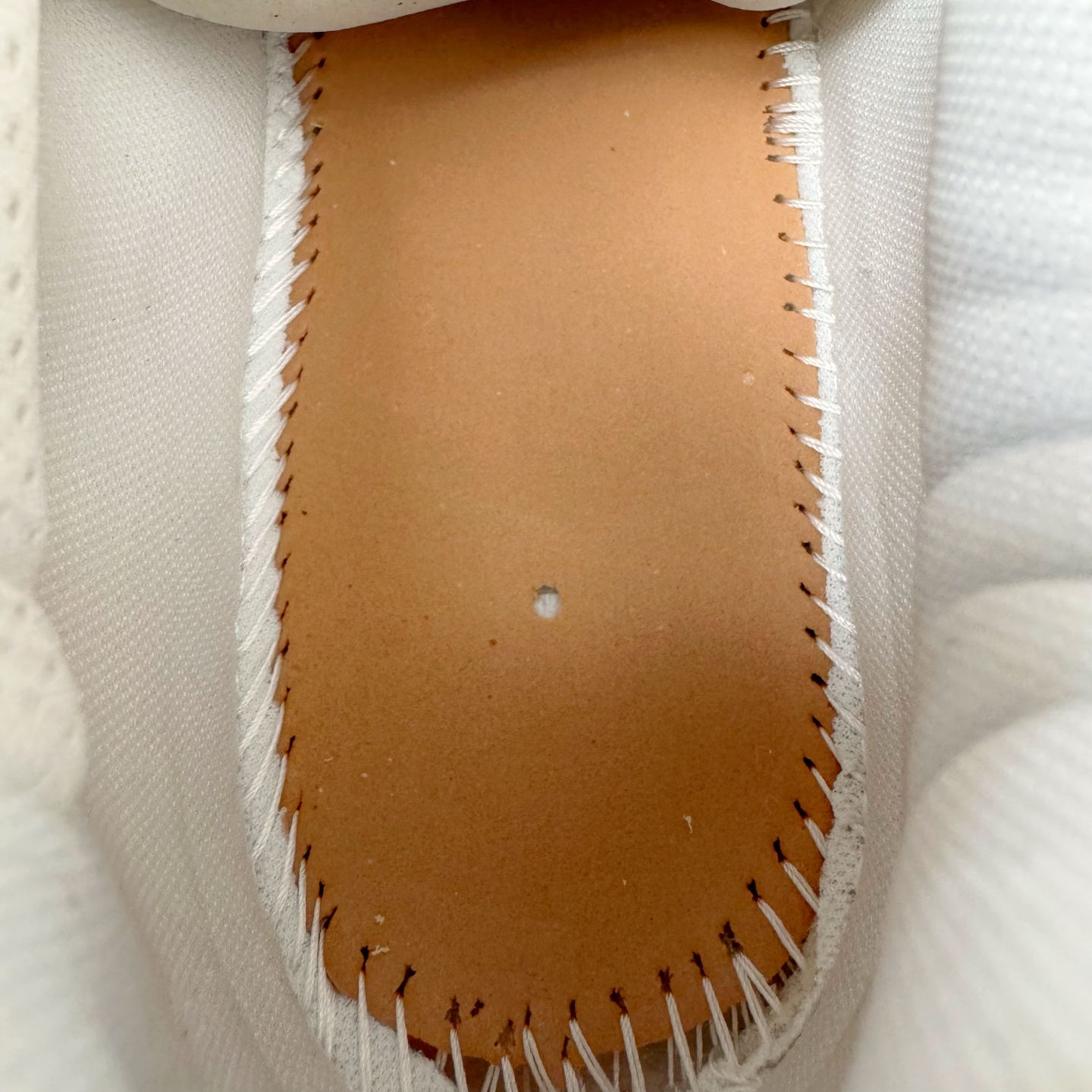 图片[10]-＃VG零售版 BALENCIAGA Runner Sneaker 巴黎世家七代慢跑系列低帮复古野跑潮流运动鞋老爹鞋 尼龙和网布材质 磨损效果 鞋头边缘印有尺码 背面浮印尺码 外侧印有跑者徽标 鞋舌刺绣 Balenciaga 品牌标识 鞋跟背面 Balenciaga品牌标识 材质采用65%聚氨酯、35%聚酯纤维 全新 Runner 鞋型轮廓借鉴于 2000 年初的复古线条 搭载大网眼面料制成鞋面基础，由粉色、白色尼龍与橡胶质地覆盖鞋面诠释线条感 当中透过几道手缝线与折损痕更是精准的掌握历经时间淬炼的破旧痕迹 延续其手法至鞋领、鞋跟、鞋带、中底等部分均饰有破损及脏污之貌 尤其是鞋领处与鞋带孔眼条更是采用不规则做旧技术将内容物泡棉随机露出 尺码：35 36 37 38 39 40 41 42 43 44 45 46-选品中心