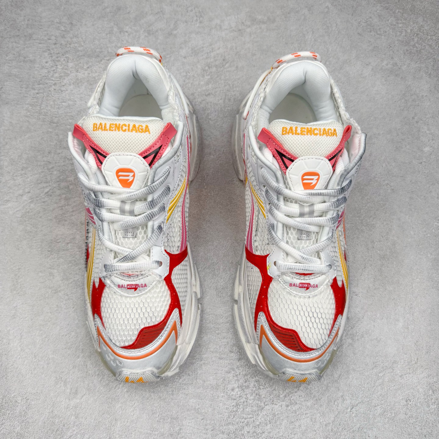 图片[2]-＃VG零售版 BALENCIAGA Runner Sneaker 巴黎世家七代慢跑系列低帮复古野跑潮流运动鞋老爹鞋 尼龙和网布材质 磨损效果 鞋头边缘印有尺码 背面浮印尺码 外侧印有跑者徽标 鞋舌刺绣 Balenciaga 品牌标识 鞋跟背面 Balenciaga品牌标识 材质采用65%聚氨酯、35%聚酯纤维 全新 Runner 鞋型轮廓借鉴于 2000 年初的复古线条 搭载大网眼面料制成鞋面基础，由粉色、白色尼龍与橡胶质地覆盖鞋面诠释线条感 当中透过几道手缝线与折损痕更是精准的掌握历经时间淬炼的破旧痕迹 延续其手法至鞋领、鞋跟、鞋带、中底等部分均饰有破损及脏污之貌 尤其是鞋领处与鞋带孔眼条更是采用不规则做旧技术将内容物泡棉随机露出 尺码：35 36 37 38 39 40 41 42 43 44 45 46-选品中心