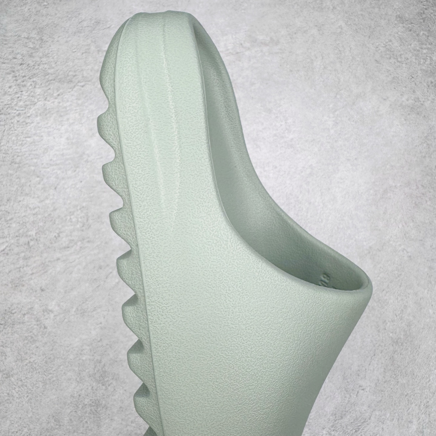 图片[6]-＃Lw纯原 YEEZY SLIDE 椰子拖鞋 绿色 ID5480 同源公司EVA粒子环保塑料 原厂指令配方 弹性卡色均保持原鞋一致 匠心打造 采用原厂进口MD全套模具打造 全套原楦头 鞋口弧度大小 鞋面色泽质感同步原鞋 LOGO内侧钢印清晰工整 原厂定制原标 同比ZP 符合人体设计 独家开发至48.5码 尺码：36 37 38 39 40.5 42 43 44.5 46 47 48.5-选品中心